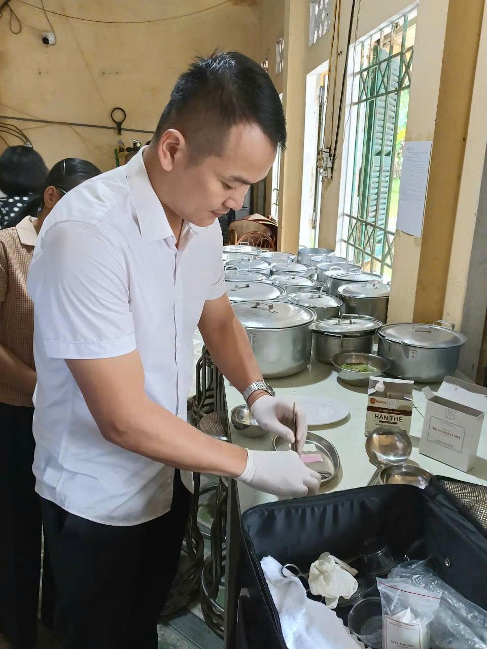XÃ TRUNG HÀ KIỂM TRA, GIÁM SÁT AN TOÀN THỰC PHẨM TẠI CÁC BẾP ĂN BÁN TRÚ TRƯỜNG HỌC