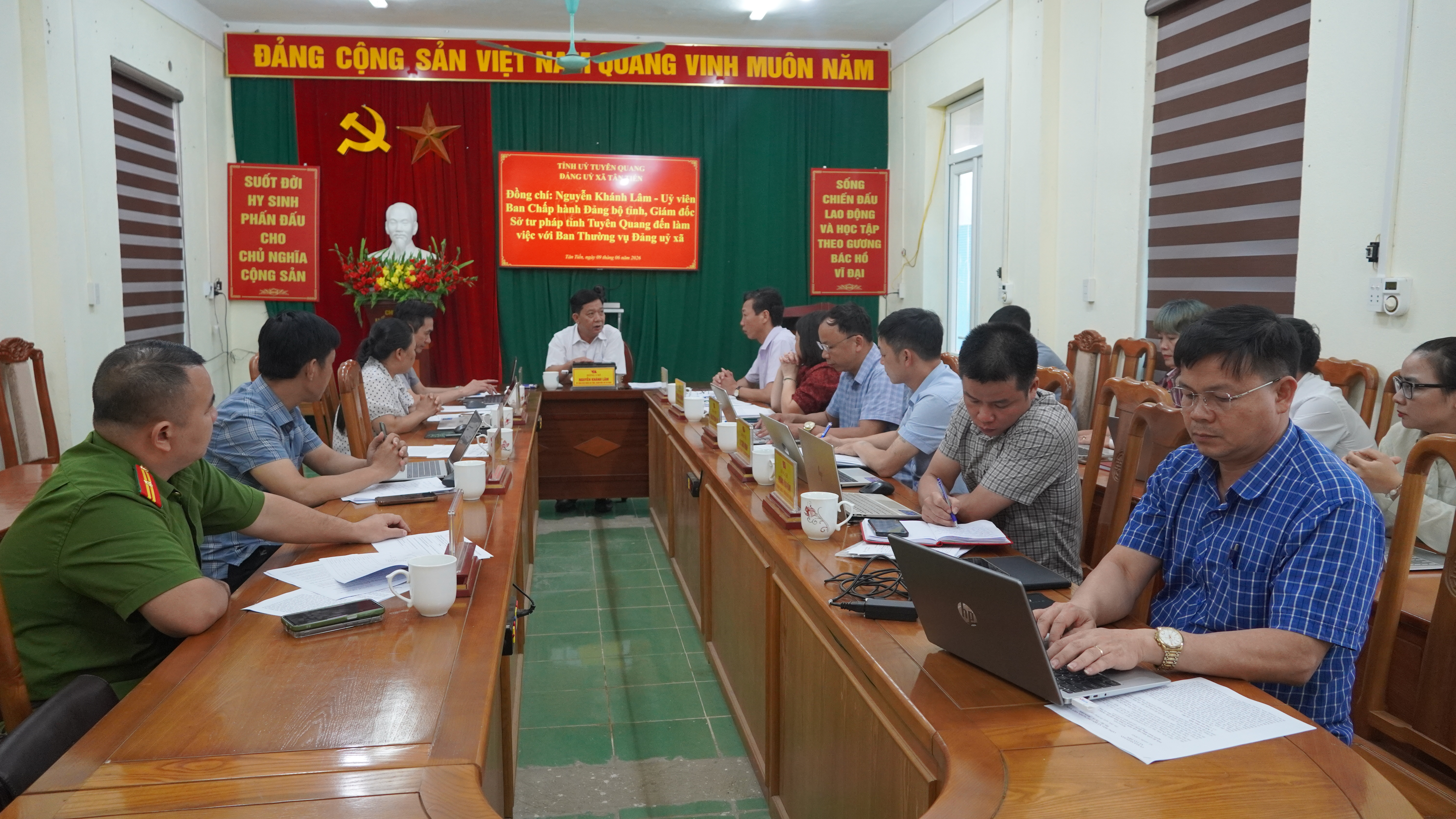 Giám đốc Sở Tư pháp tỉnh Tuyên Quang làm việc với Ban Thường vụ Đảng ủy xã Tân Tiến
