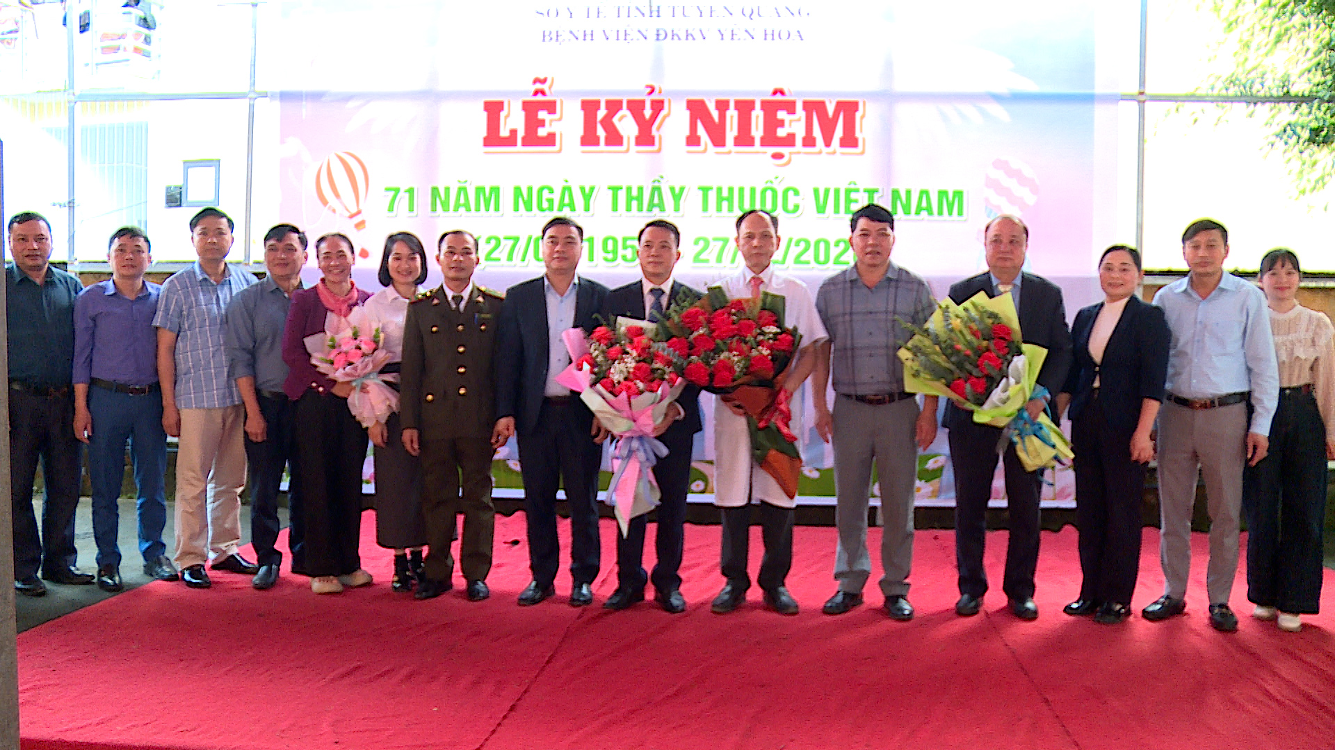 Lãnh đạo xã Yên Hoa tăng hoa chúc mừng Kỷ niệm 71 năm Ngày thầy thuốc Việt Nam (27/02/1955 – 27/02/2026) tại Bệnh viện Đa khoa Khu vực Yên Hoa