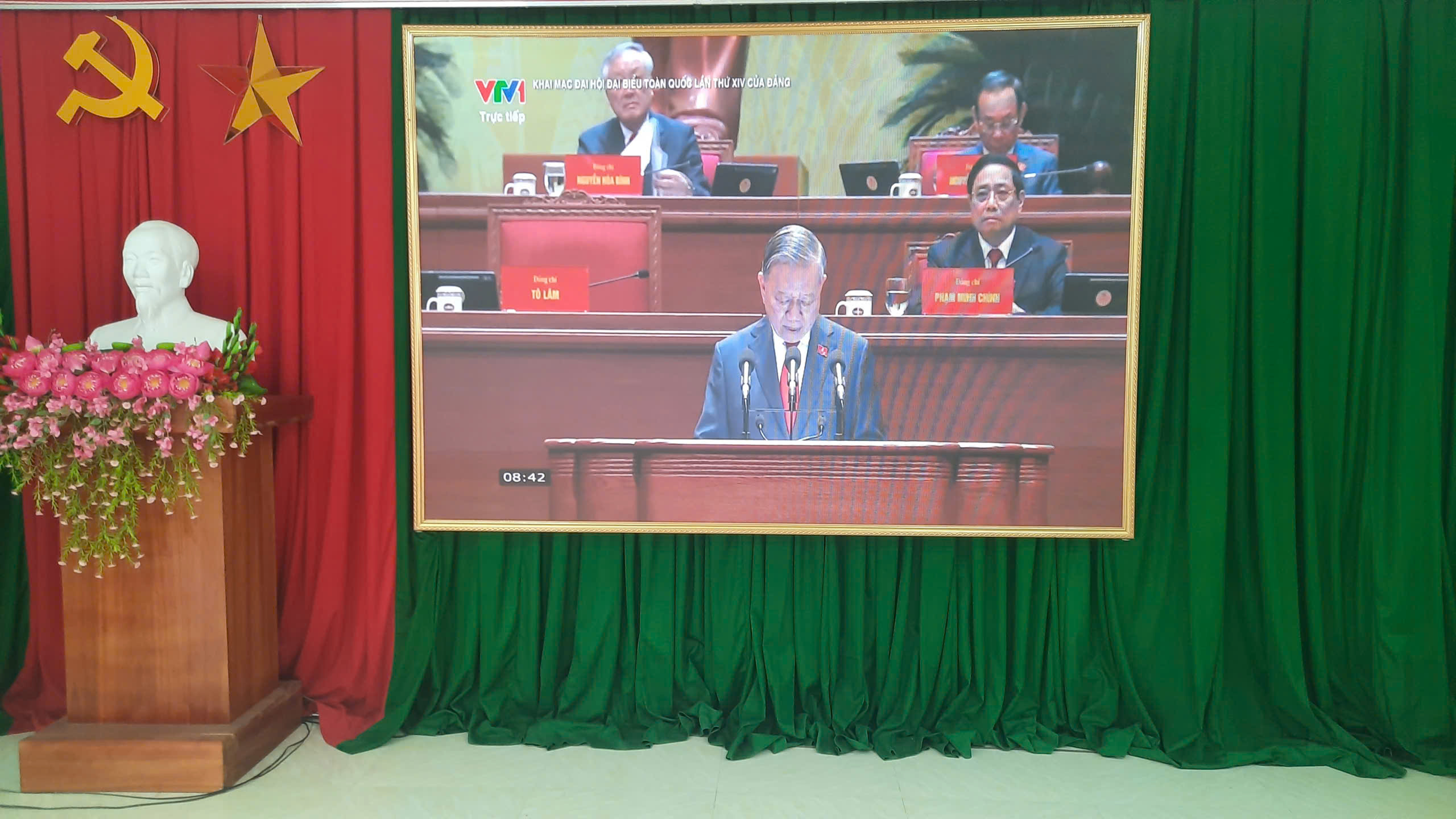 CÁN BỘ, ĐẢNG VIÊN VÀ NHÂN DÂN CÁC DÂN TỘC XÃ BẰNG HÀNH DỰ VÀ THEO DÕI PHIÊN KHAI MẠC ĐẠI HỘI ĐẠI BIỂU TOÀN QUỐC LẦN THỨ XIV CỦA ĐẢNG