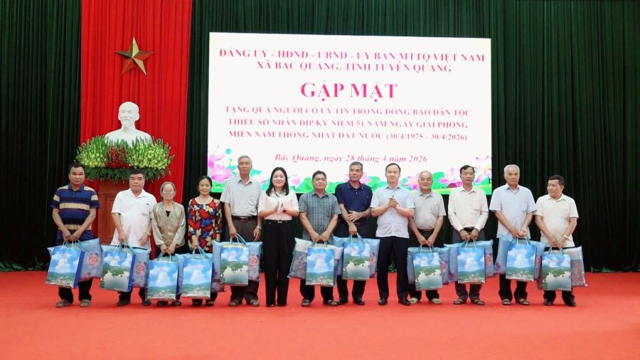 Bắc Quang gặp mặt, tặng quà người có uy tín nhân dịp kỷ niệm 51 năm Ngày Giải phóng miền Nam, thống nhất đất nước (30/4/1975 - 30/4/2026).