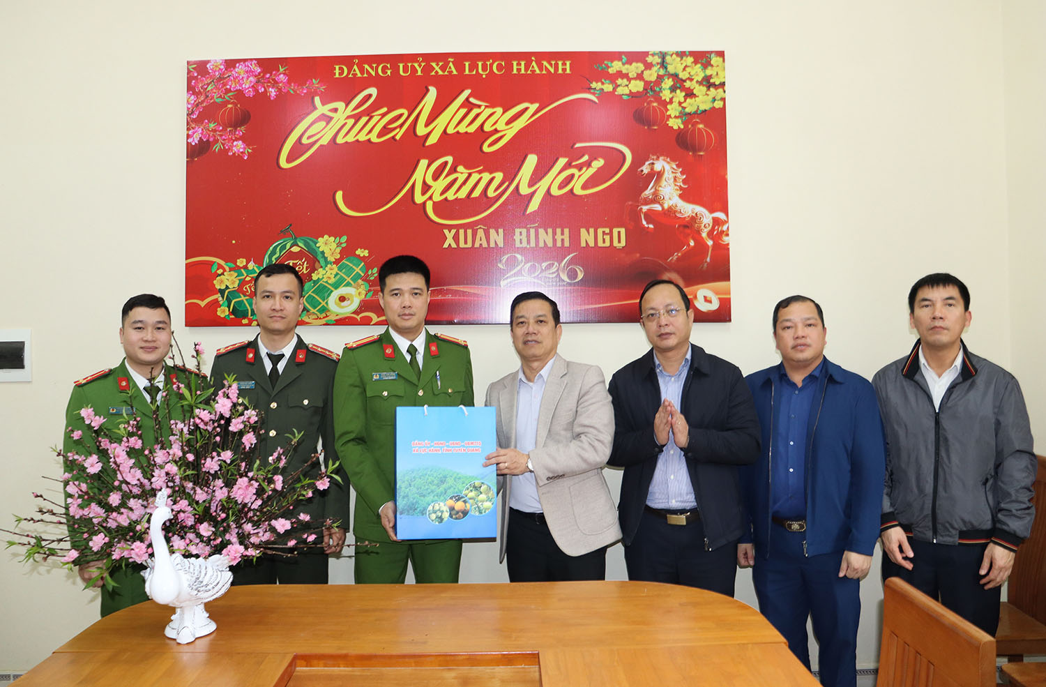 Thường trực Đảng ủy xã Lực Hành thăm, chúc Tết các đơn vị trực tết nhân dịp Xuân Bính Ngọ 2026