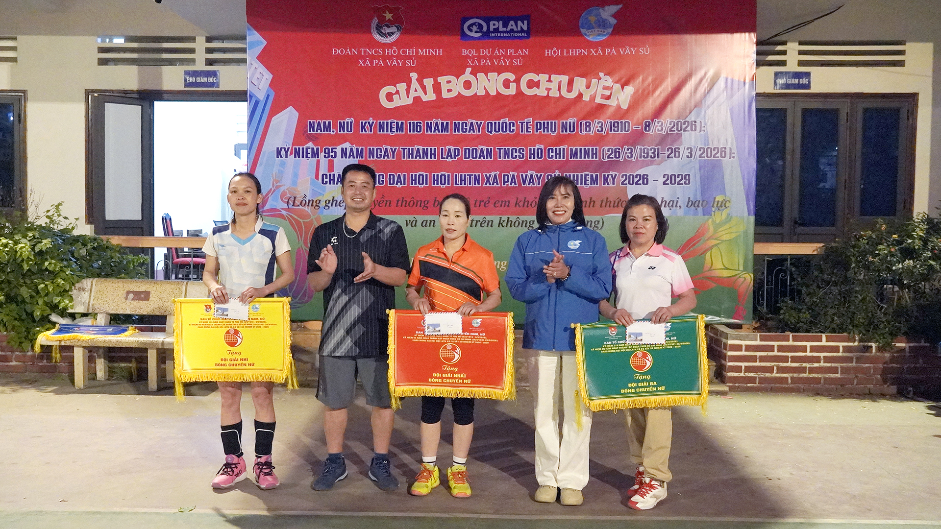 giải b&oacute;ng chuyền nữ 8-3 (7).jpg