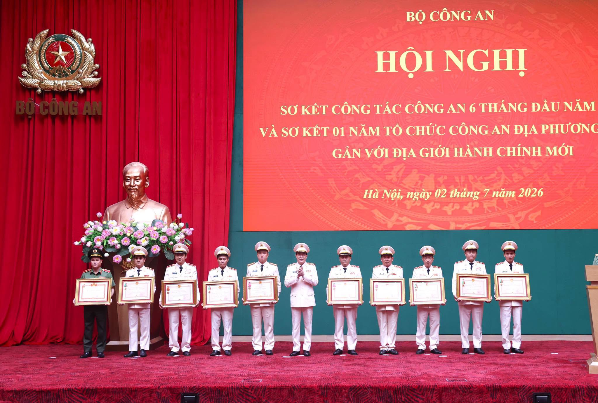 CÔNG AN TỈNH TUYÊN QUANG VINH DỰ ĐÓN NHẬN HUÂN CHƯƠNG BẢO VỆ TỔ QUỐC HẠNG NHÌ