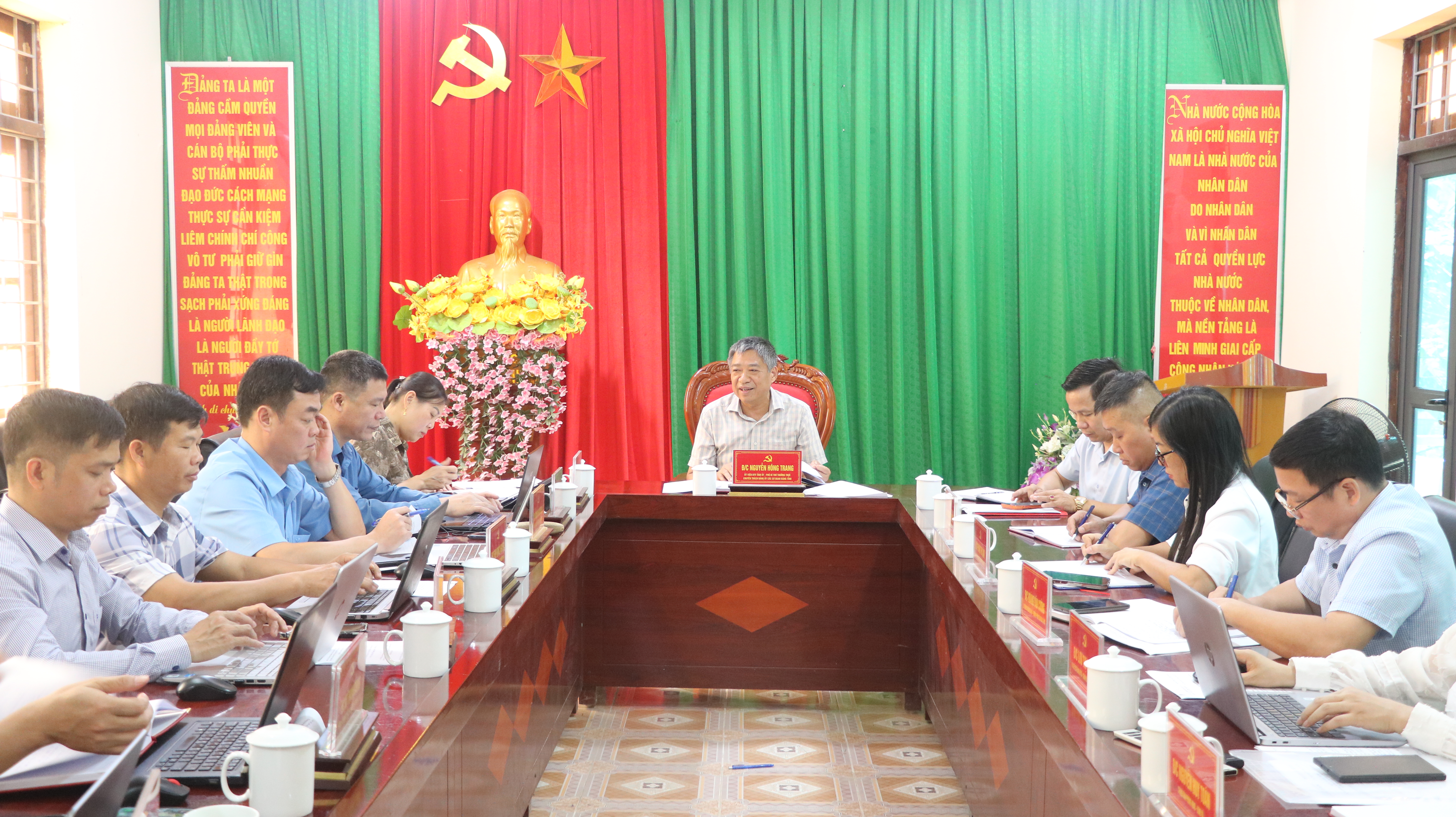 Đồng chí Nguyễn Hồng Trang - Ủy viên Ban Thường vụ Tỉnh ủy, Phó Bí thư Thường trực chuyên trách Đảng ủy các cơ quan Đảng tỉnh làm việc với BTV Đảng ủy xã Yên Thành