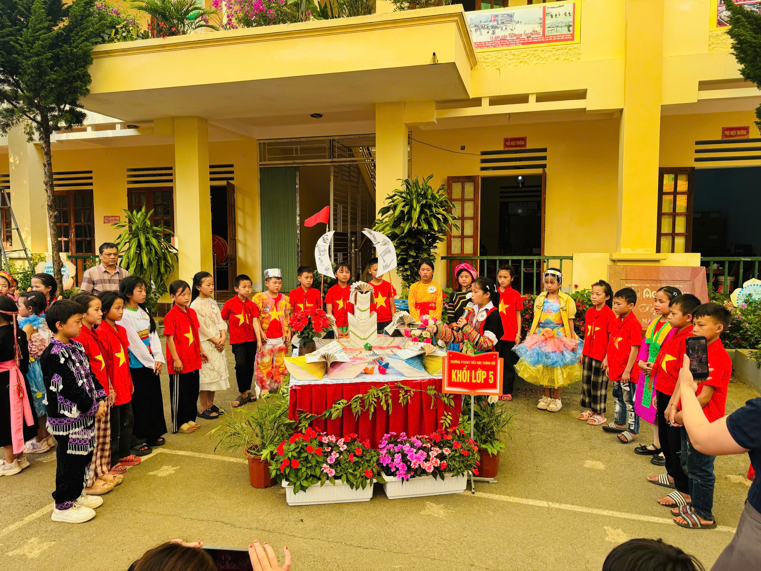 TRƯỜNG PTDTBT TIỂU HỌC THẮNG MỐ XÃ THẮNG MỐ - LẤY TRANG SÁCH LÀM NHỊP CẦU, LẤY BẢN SẮC LÀM ĐIỂM TỰA ĐỂ VƯƠN MÌNH