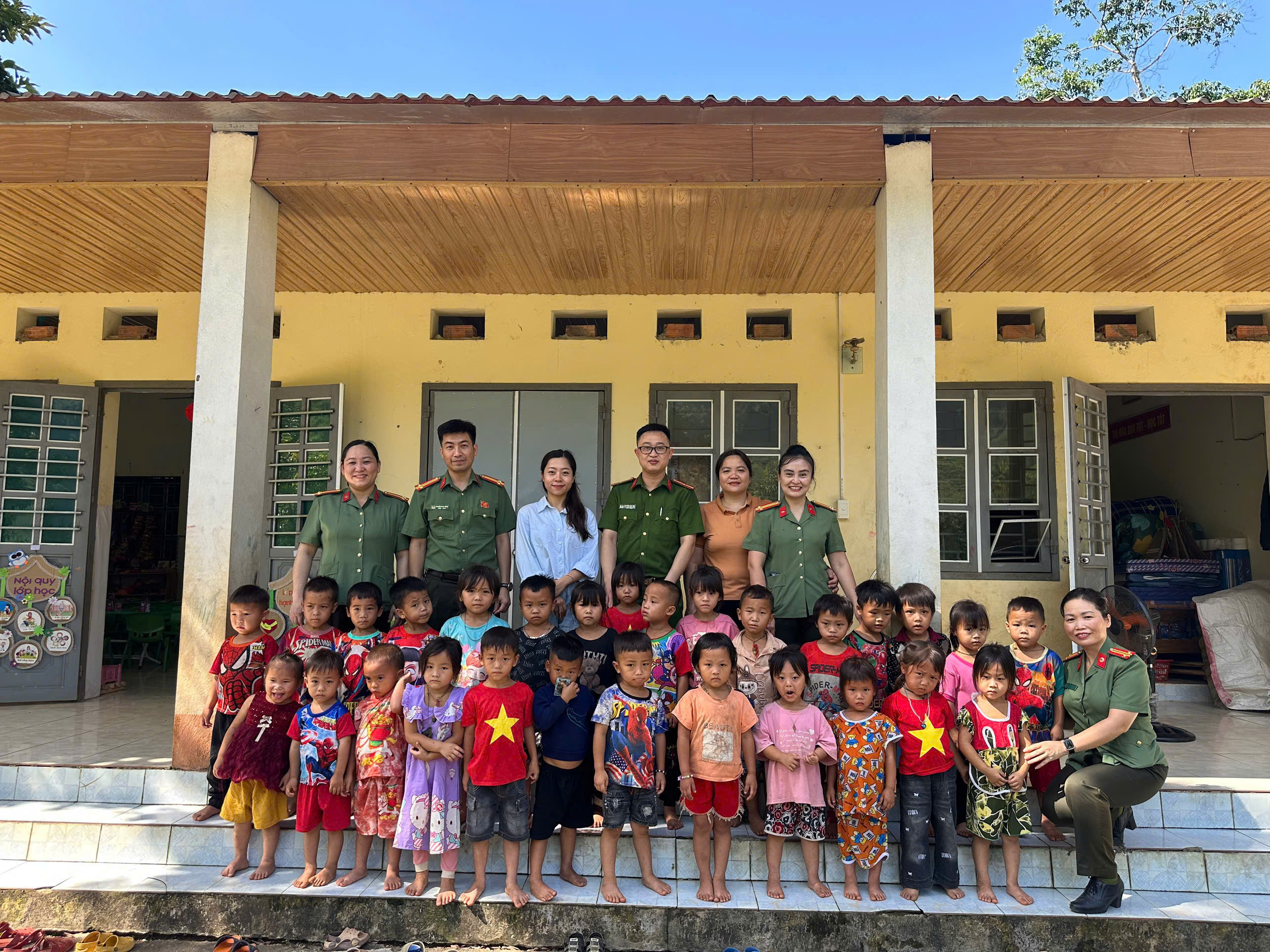 LỰC LƯỢNG CÔNG AN CƠ SỞ LAN TỎA YÊU THƯƠNG ĐẾN TRẺ THƠ DỊP TẾT THIẾU NHI 1/6