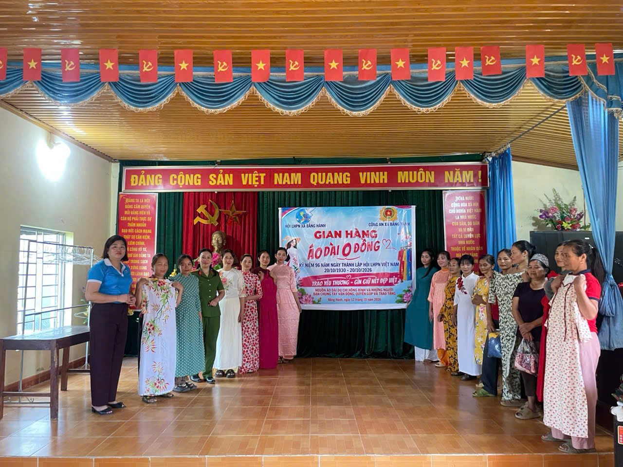 CHI HỘI PHỤ NỮ CÔNG AN XÃ BẰNG HÀNH KẾT NỐI YÊU THƯƠNG, LAN TỎA GIÁ TRỊ NHÂN VĂN QUA GIAN HÀNG “ÁO DÀI 0 ĐỒNG”
