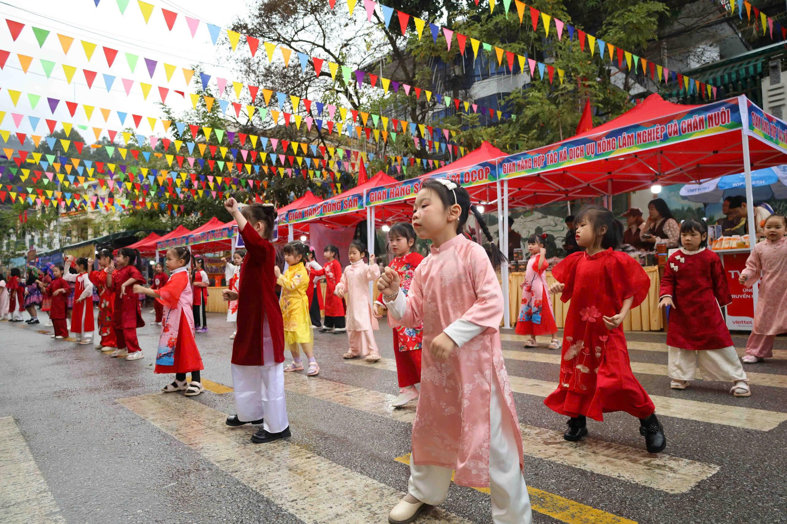 Rực rỡ sắc màu “Lễ hội đường phố” chào Xuân Bính Ngọ tại xã Hoàng Su Phì
