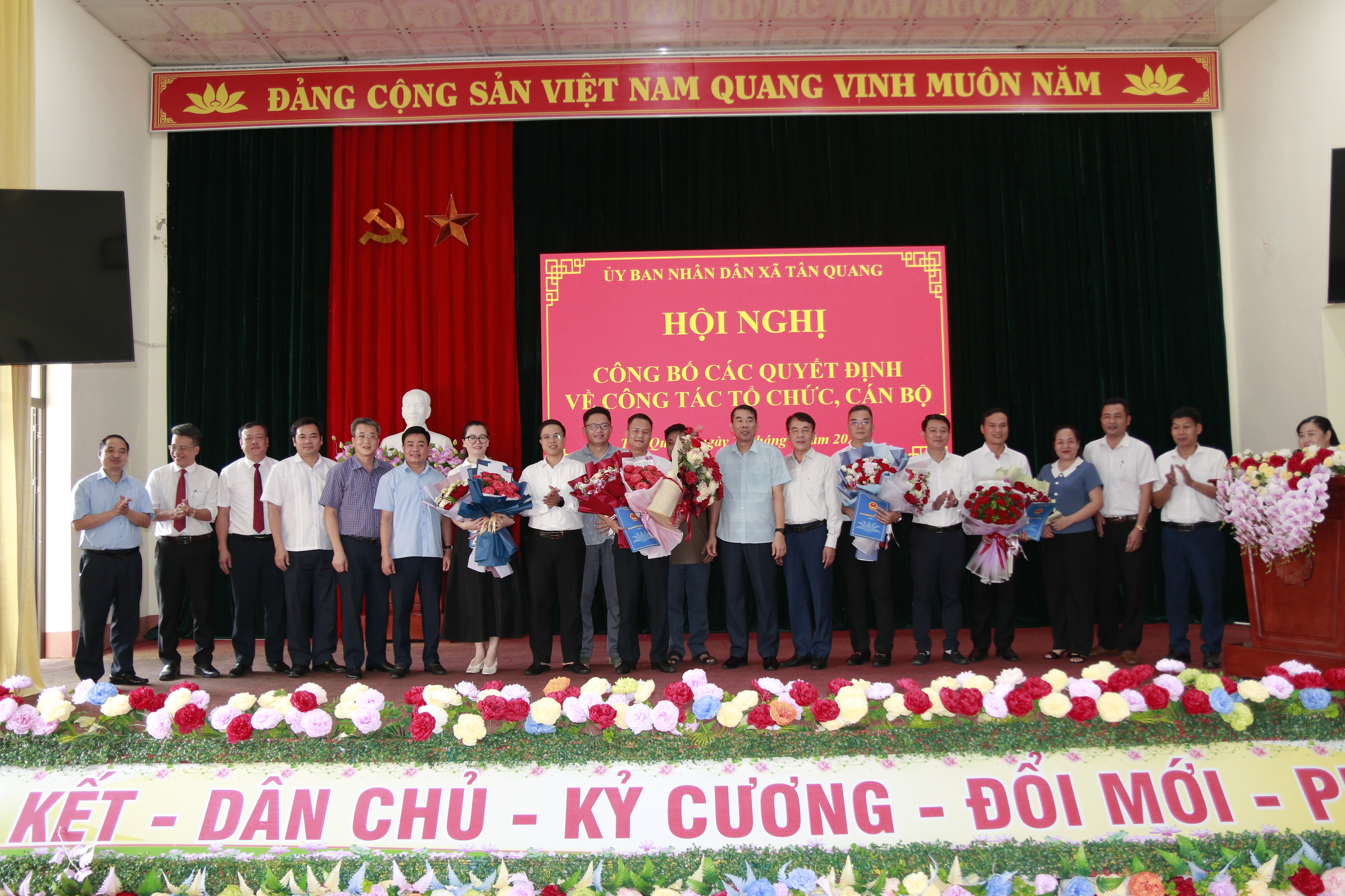 UBND xã Tân Quang Hội nghị công bố các quyết định về công tác cán bộ 