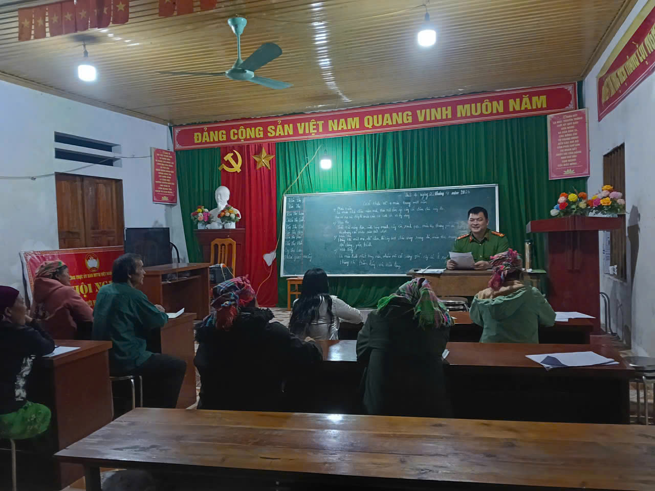 CÁN BỘ CÔNG AN XÃ BIÊN GIỚI TÙNG VÀI “GIEO CHỮ” GIỮA ĐẠI NGÀN