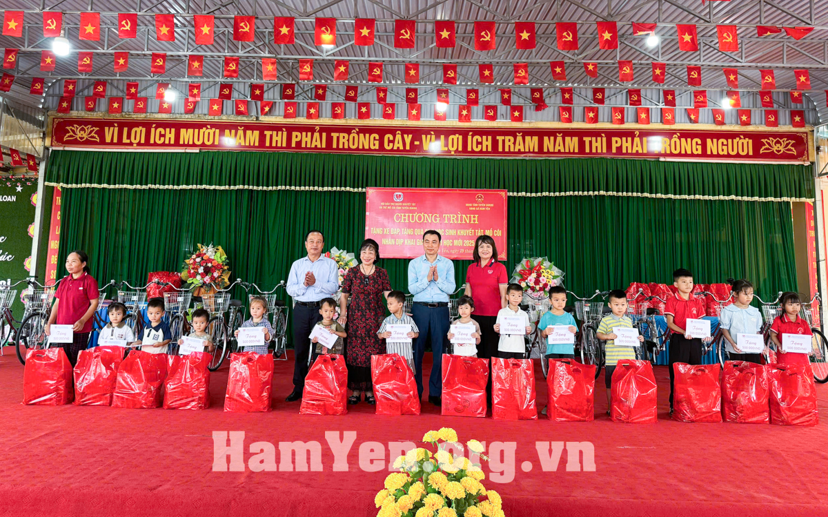 Tặng xe đạp cho 20 học sinh khuyết tật, mồ côi và học sinh có hoàn cảnh khó khăn xã Hàm Yên 