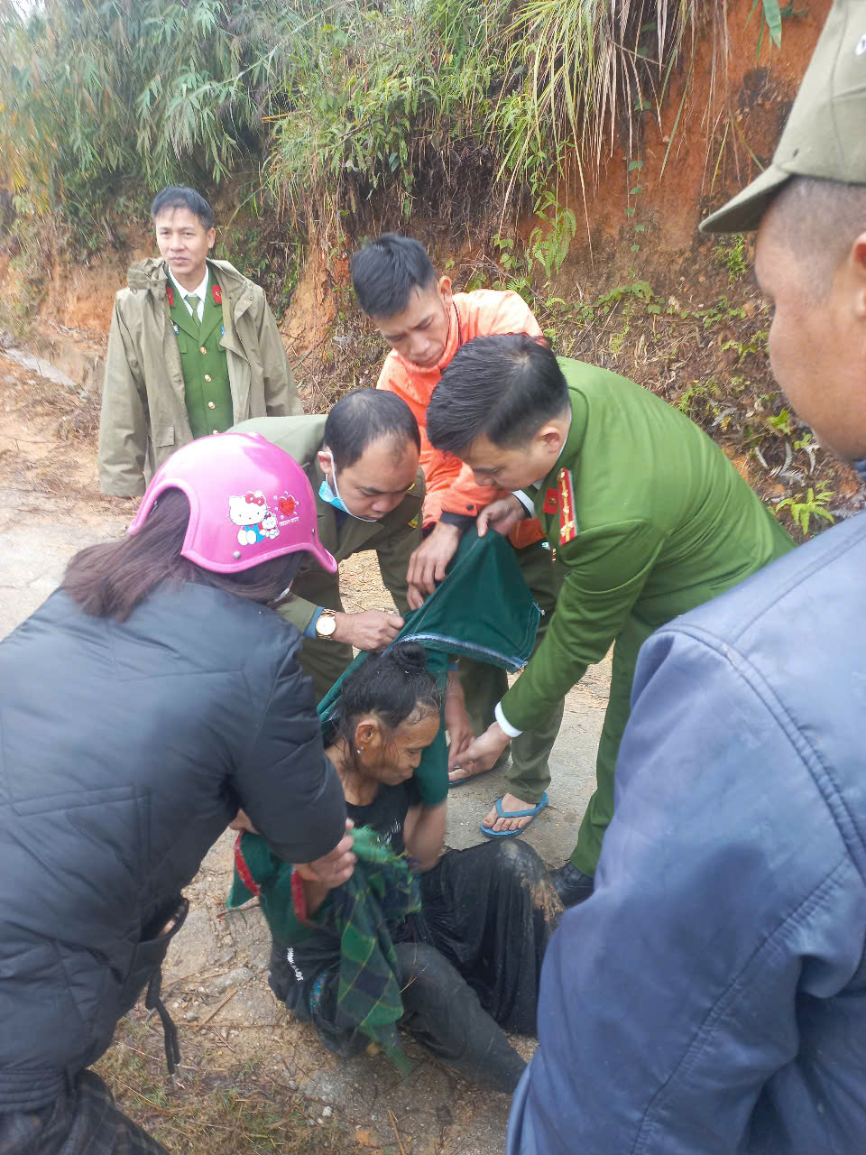 KỊP THỜI HỖ TRỢ NGƯỜI DÂN ĐI CẤP CỨU