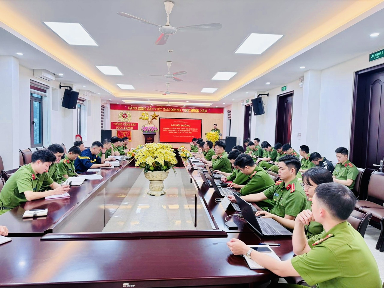 TỪ NIỀM TIN CỦA NHÂN DÂN ĐẾN “THẾ TRẬN LÒNG DÂN”