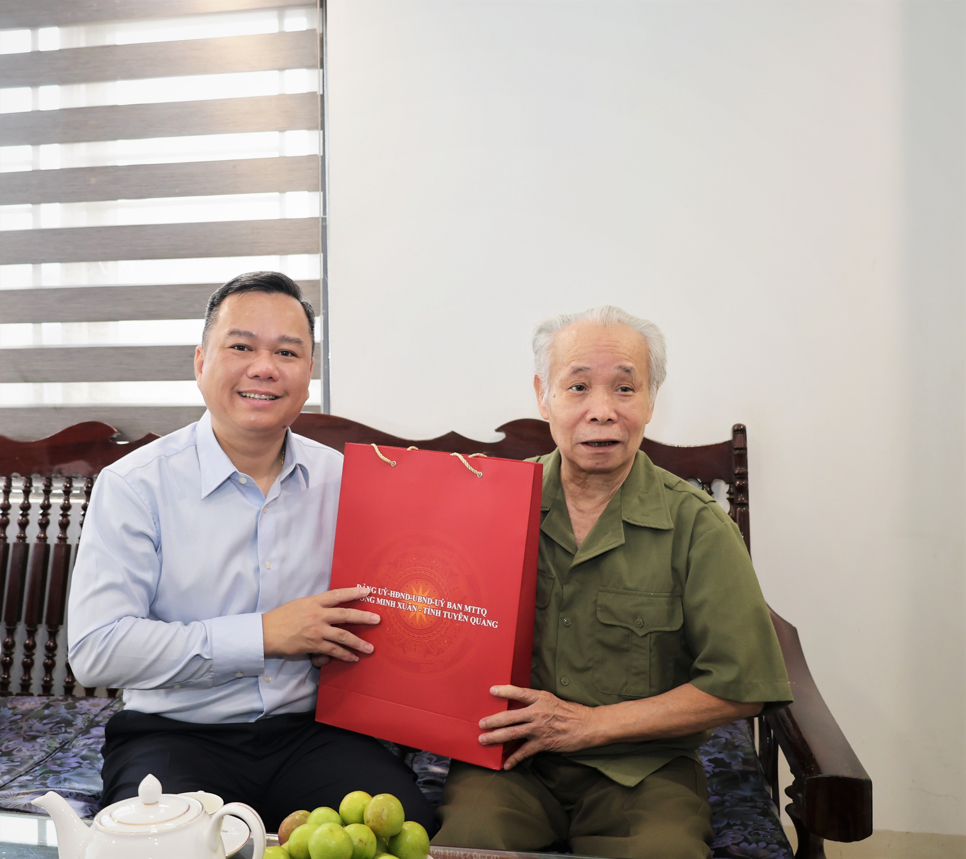Đồng chí Phó Chủ tịch UBND tỉnh, Bí thư Đảng ủy phường Minh Xuân Đỗ Hùng Đức thăm, tặng quà gia đình chính sách nhân kỷ niệm 79 năm Ngày Thương binh - Liệt sĩ