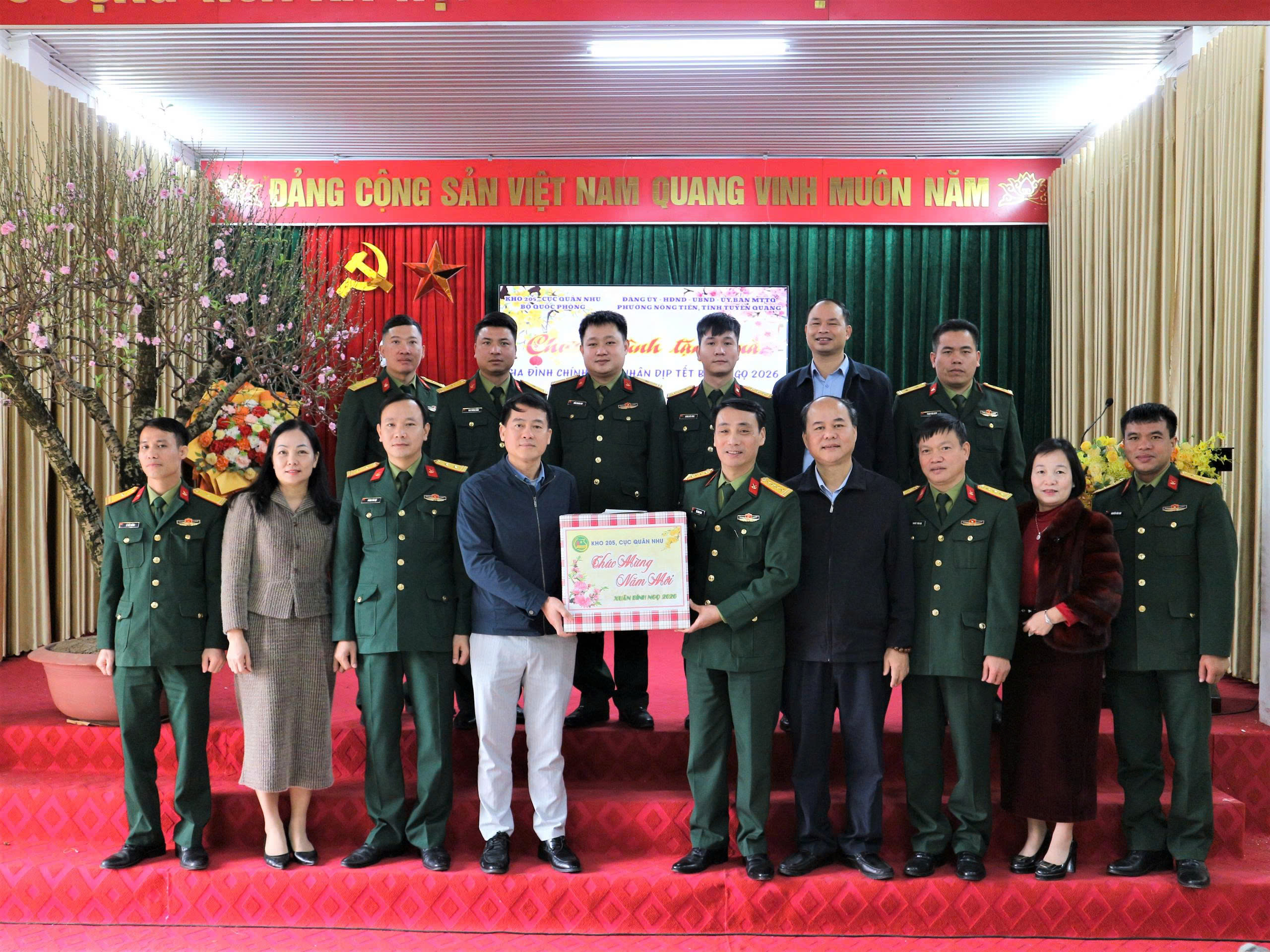 Kho 205 - Cục Quân nhu (Bộ Quốc phòng) tặng quà Tết các gia đình chính sách phường Nông Tiến