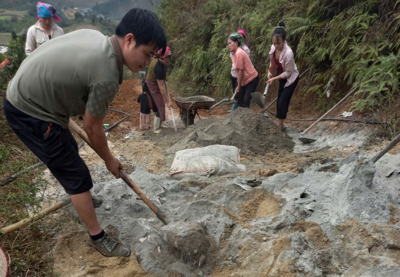 TỔ 2 THÔN BÓ PÈNG XÃ MINH SƠN PHÁT ĐỘNG LÀM ĐƯỜNG BÊ TÔNG NÔNG THÔN