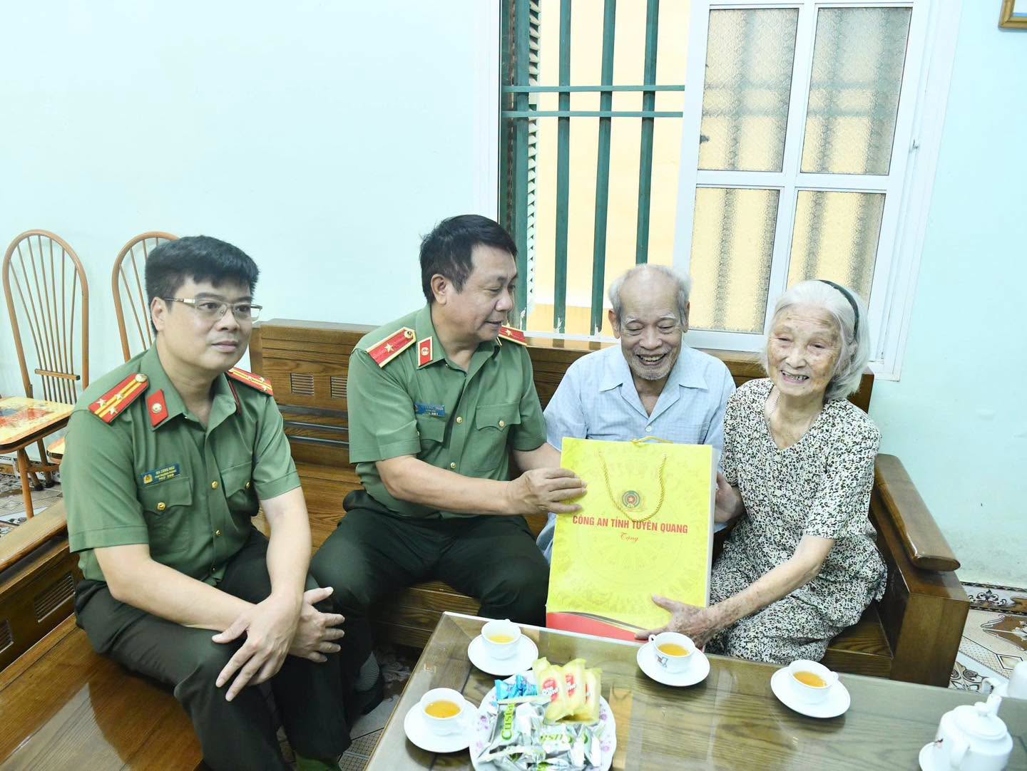 LÃNH ĐẠO CÔNG AN TỈNH THĂM, TẶNG QUÀ THÂN NHÂN CÁC GIA ĐÌNH LIỆT SĨ CÔNG AN NHÂN DÂN