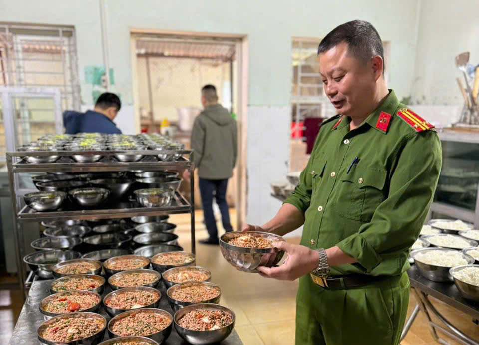 CÔNG AN XÃ CAO BỒ TĂNG CƯỜNG KIỂM TRA CÁC CƠ SỞ KINH DOANH CÓ ĐIỀU KIỆN VỀ ANTT, BẢO ĐẢM VỆ SINH AN TOÀN THỰC PHẨM 