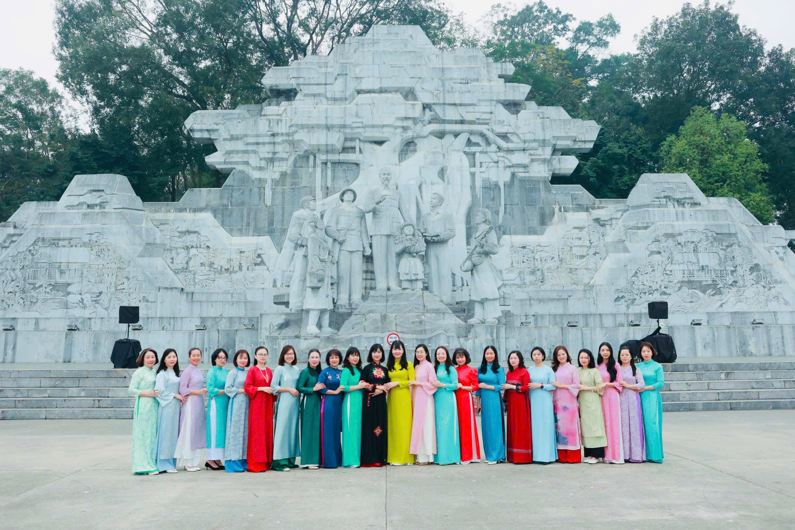 Nữ cán bộ, công chức và người lao động Thanh tra tỉnh hưởng ứng “Tuần lễ áo dài” 