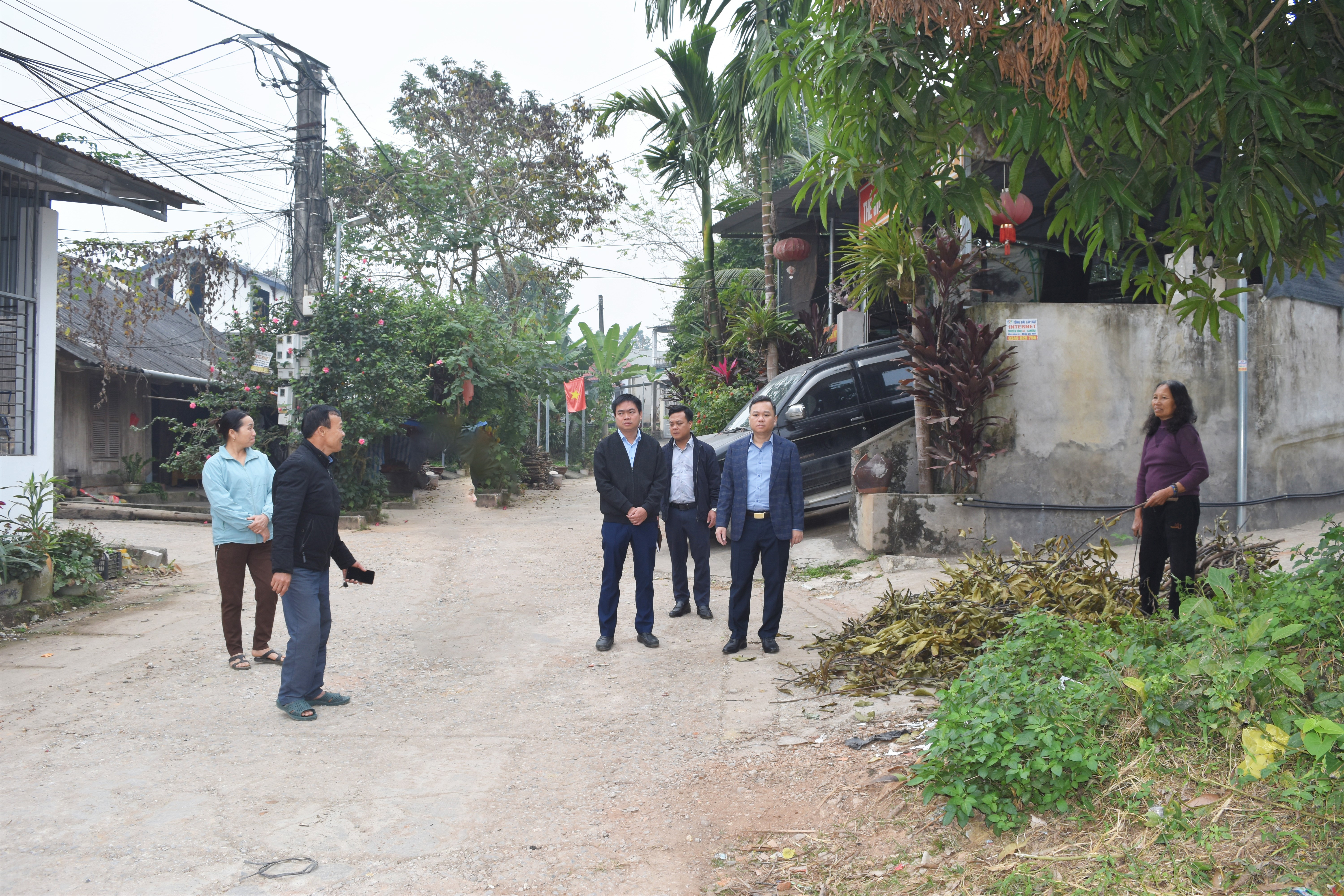 Bí thư Đảng uỷ phường Minh Xuân kiểm tra thực tế, nắm bắt tình hình, xem xét giải quyết các ý kiến nghị của cử tri