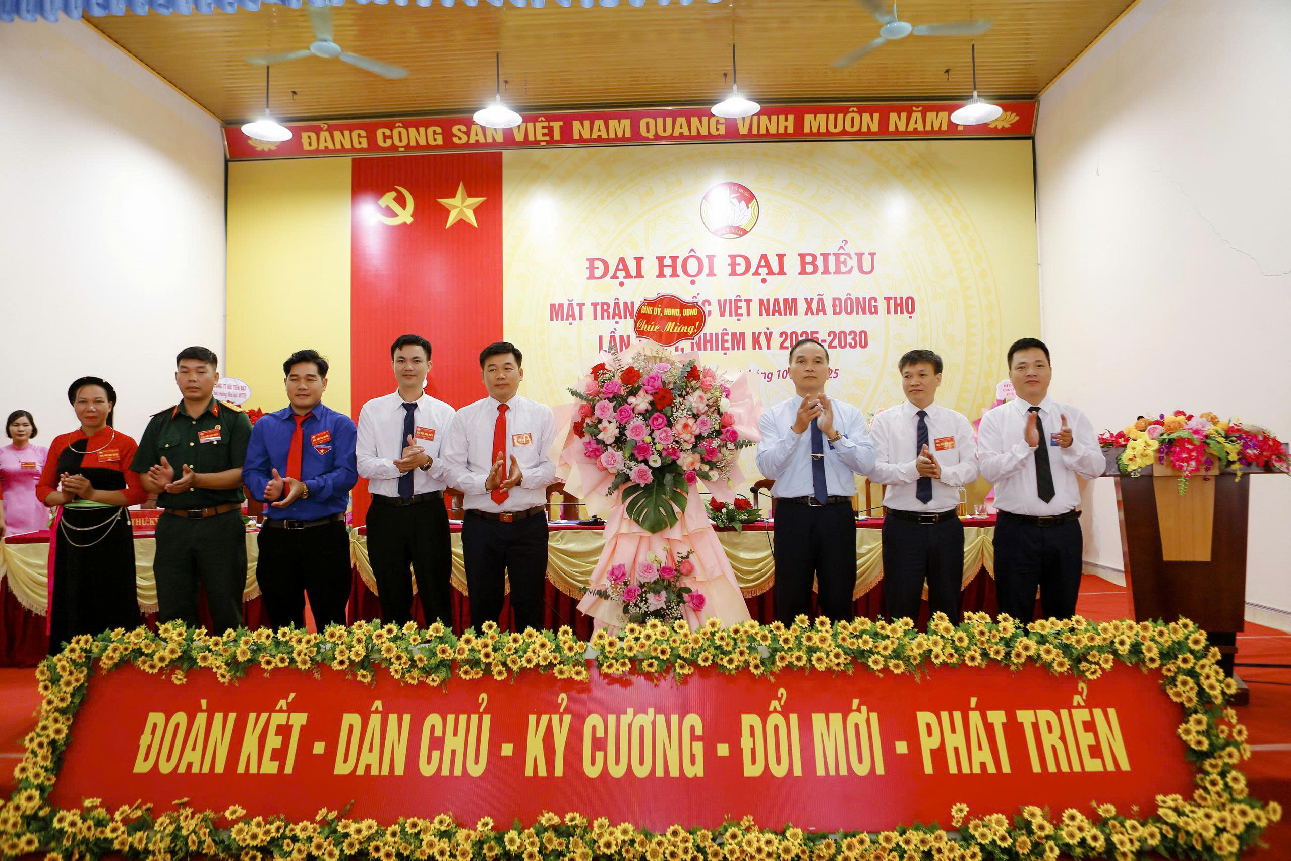 L&atilde;nh đạo Đảng uỷ, HĐND, UBND x&atilde; tặng hoa ch&uacute;c mừng Đại hội