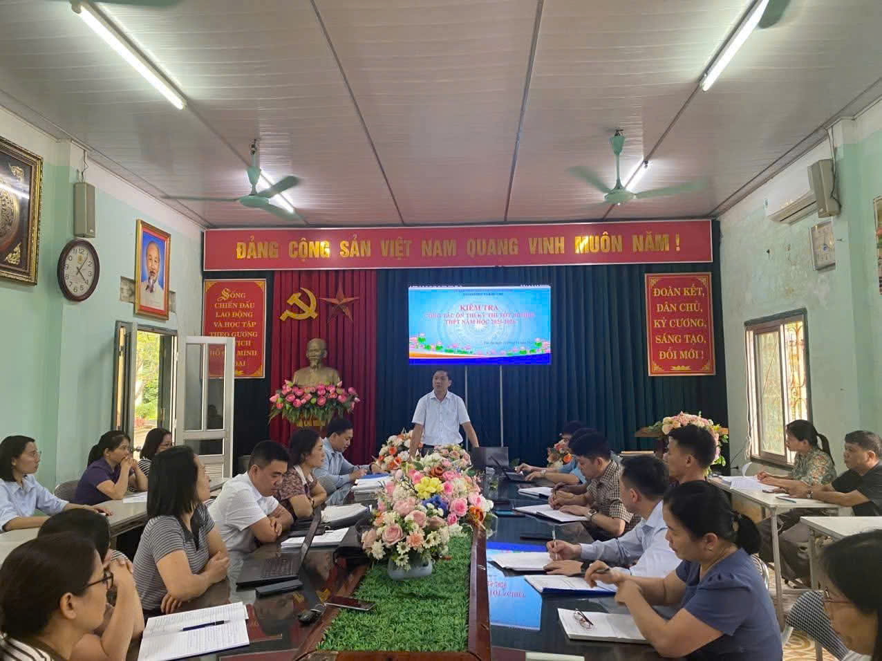 Phó Giám đốc Sở GD&ĐT tỉnh Tuyên Quang thăm, động viên giáo viên và học sinh Trường THCS và THPT Hà Lang trước kỳ thi tốt nghiệp.