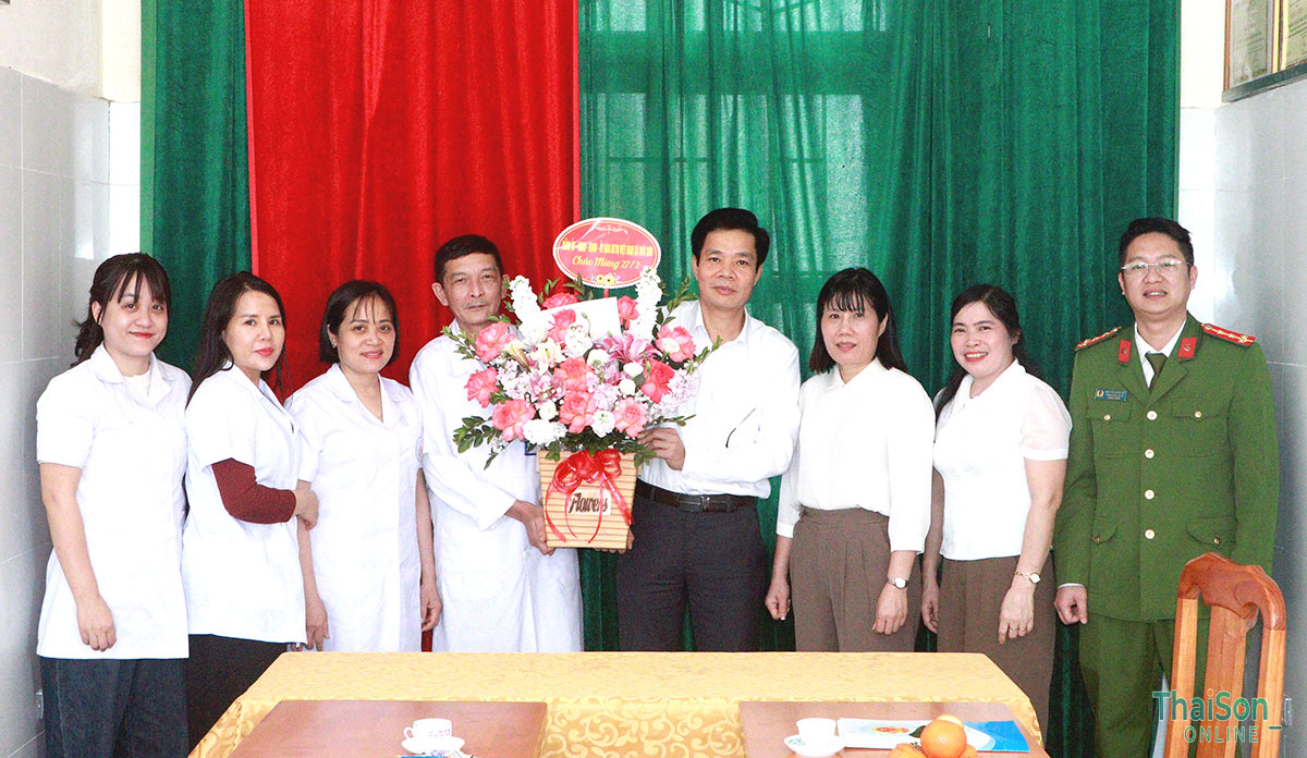 Đồng chí Chủ tịch Ủy ban nhân dân xã Thái Sơn Nguyễn Việt Phương, thăm, chúc mừng Trạm Y tế xã nhân Ngày Thầy thuốc Việt Nam 27/02