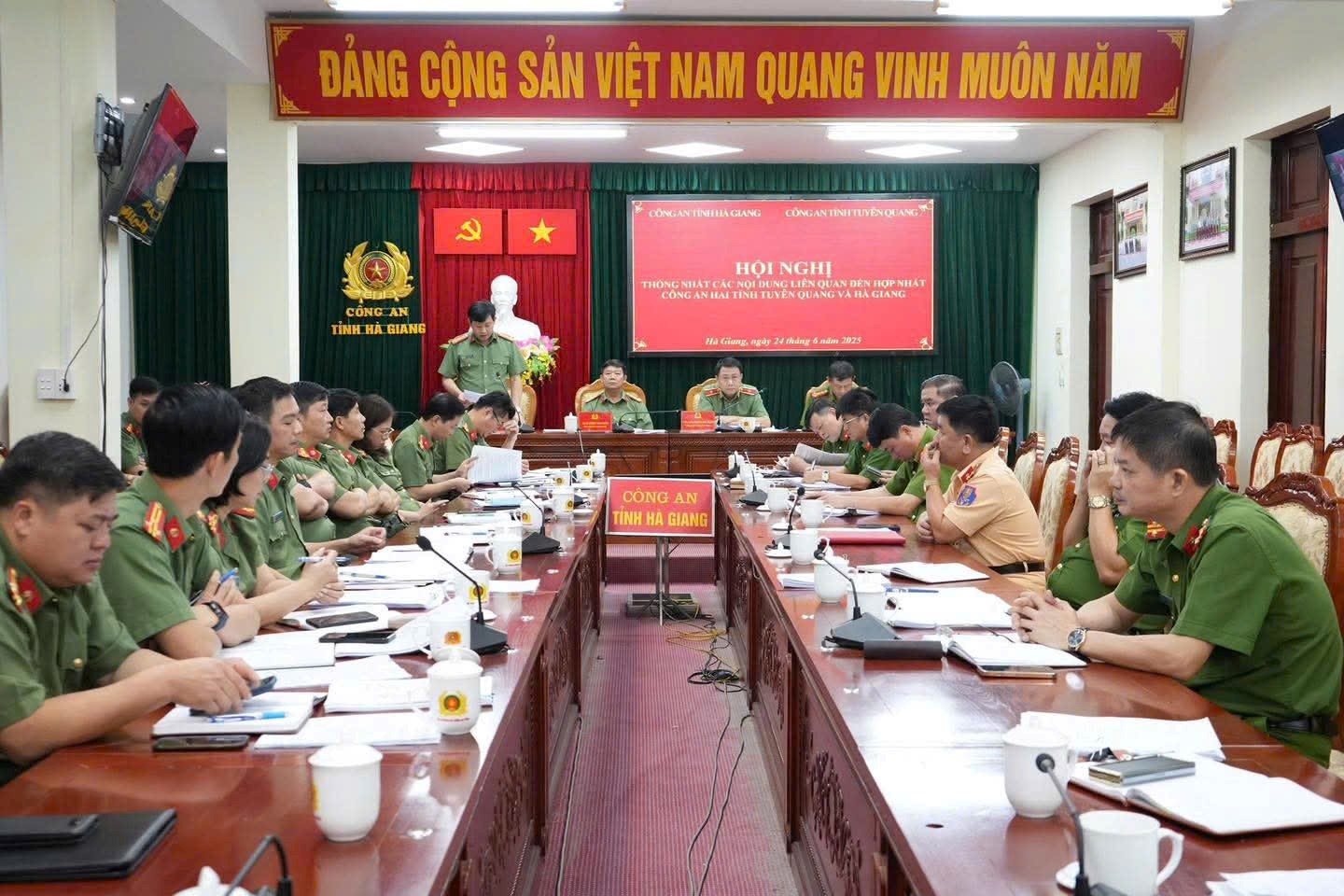 Công an tỉnh Tuyên Quang làm tốt công tác chính trị tư tưởng, tích cực động viên cán bộ, chiến sĩ công tác ở địa bàn vùng sâu, vùng xa, biên giới, phục vụ tốt nhiệm vụ sắp xếp đơn vị hành chính cấp xã và hợp nhất 02 tỉnh