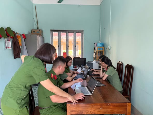 ĐOÀN VIÊN, HỘI VIÊN CÔNG AN XÃ VIỆT LÂM CHỦ ĐỘNG HỌC TẬP, NÂNG CAO NHẬN THỨC, CHUNG SỨC CHUYỂN ĐỔI SỐ