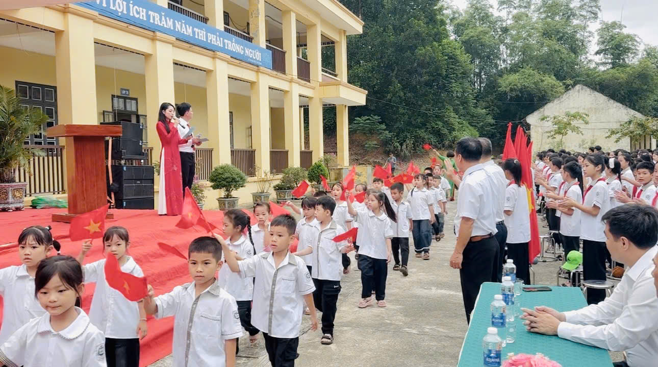 Hân hoan ngày khai trường tại Trường Tiểu học và THCS Tân Thanh