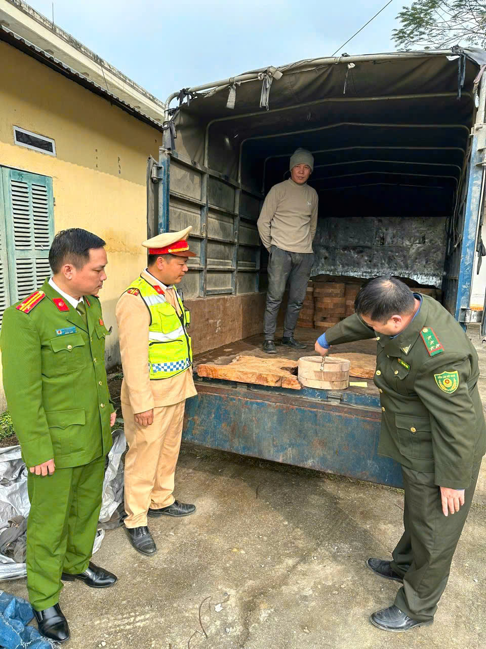 QUYẾT LIỆT BẢO VỆ TÀI NGUYÊN RỪNG