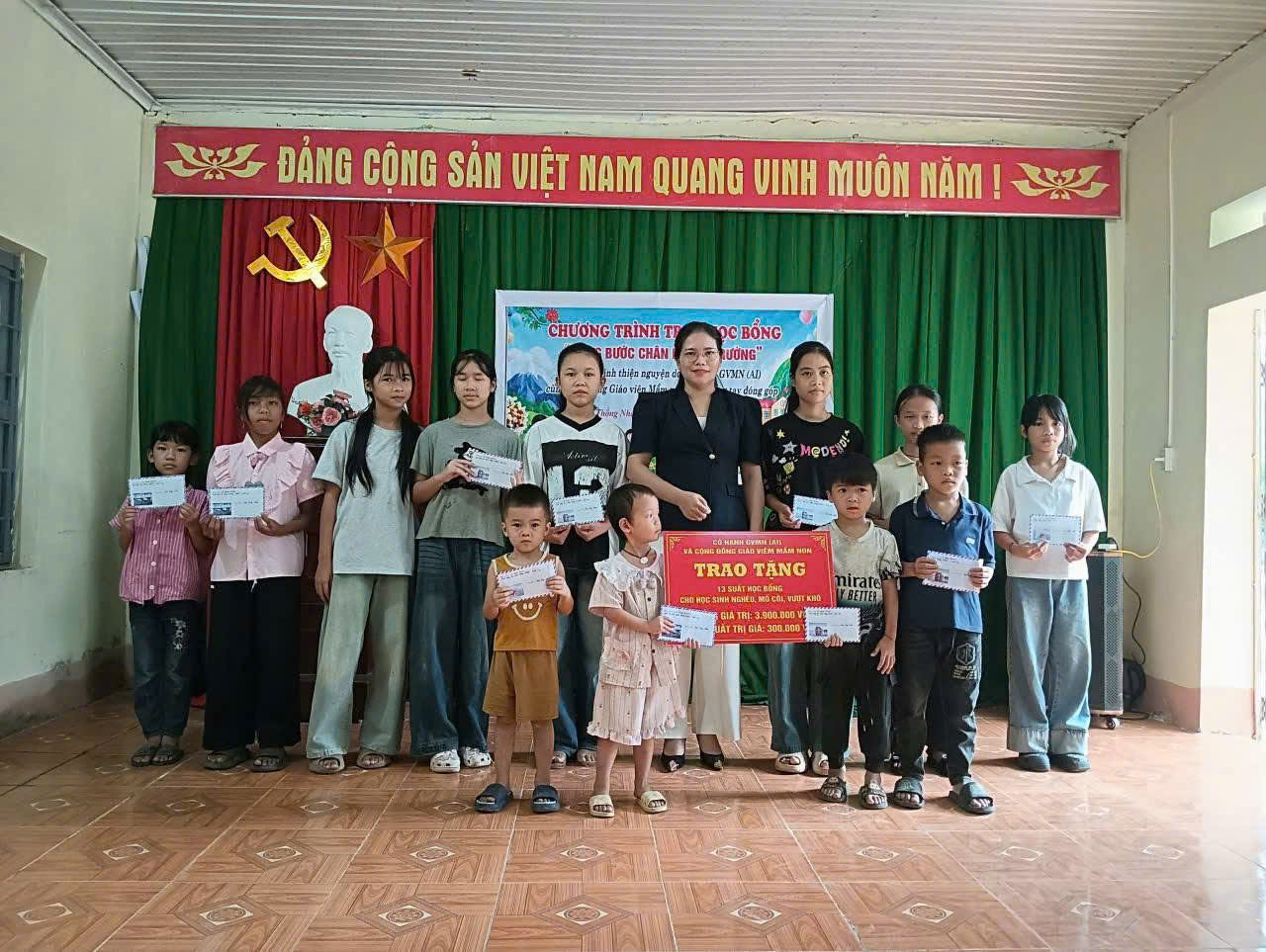 Trao 13 suất học bổng “Nâng bước chân em tới trường” cho học sinh có hoàn cảnh khó khăn tại thôn Thống Nhất