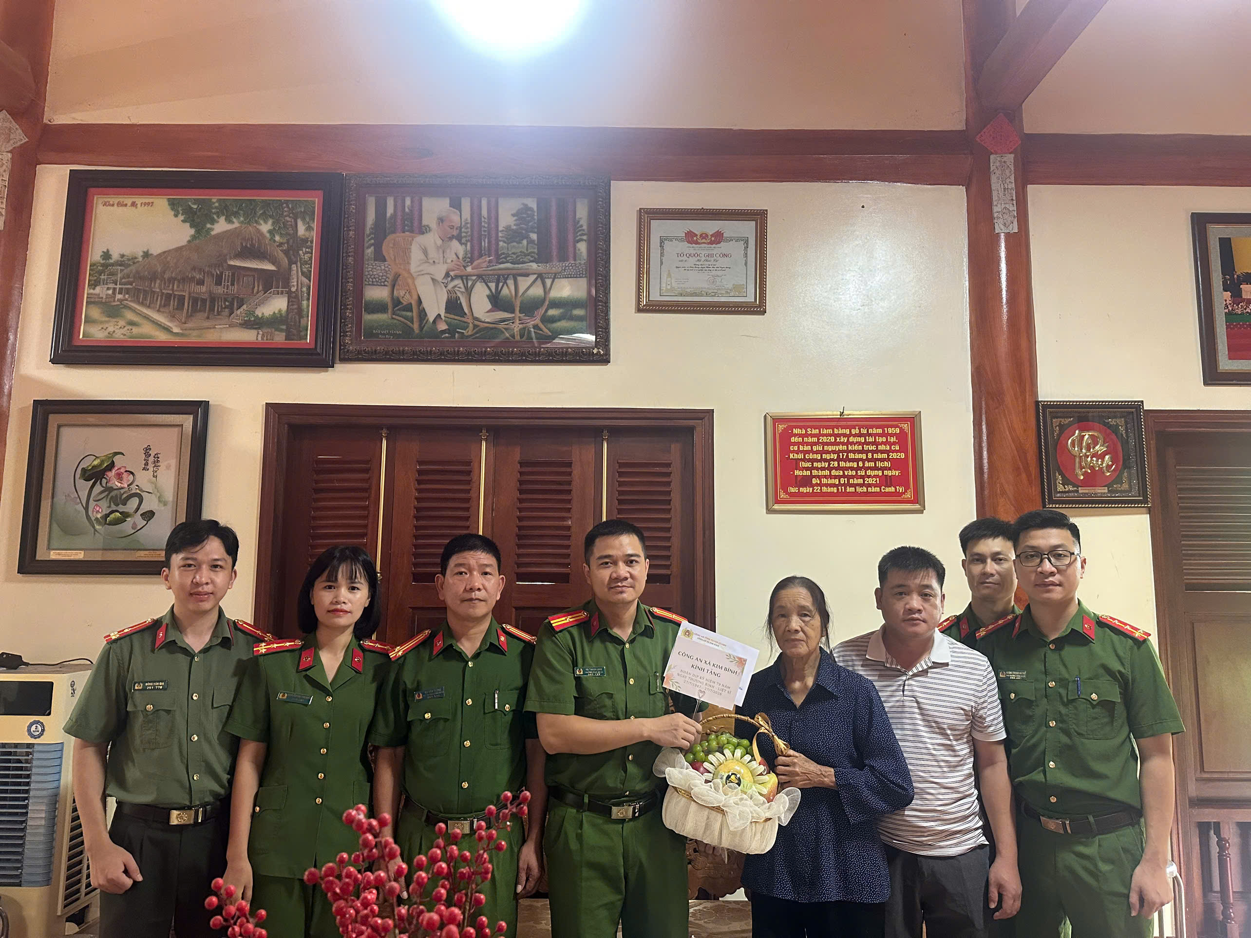 CÔNG AN XÃ KIM BÌNH GẶP MẶT, THĂM HỎI CÁC GIA ĐÌNH CHÍNH SÁCH NHÂN KỶ NIỆM 79 NĂM NGÀY THƯƠNG BINH - LIỆT SĨ