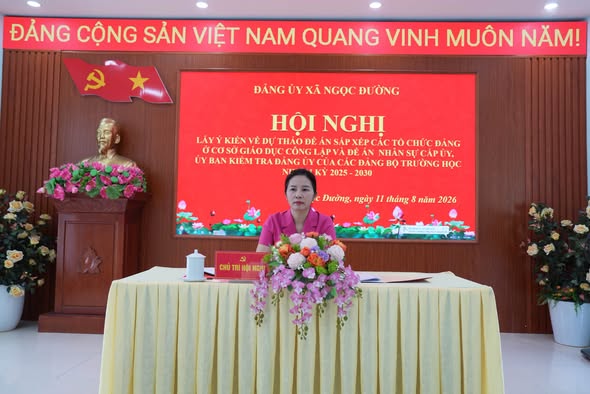 Phó Bí thư Thường trực Đảng uỷ xã Nguyễn Thị Ánh Tuyết chủ trì hội nghị lấy ý kiến về dự thảo Đề án sắp xếp tổ chức Đảng cơ sở giáo dục