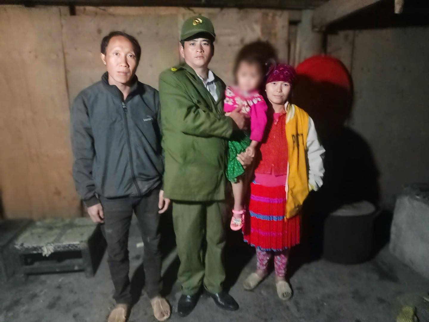 LỰC LƯỢNG CÔNG AN CƠ SỞ KỊP THỜI HỖ TRỢ BÉ GÁI 4 TUỔI DÂN TỘC MÔNG ĐI LẠC TRỞ VỀ NHÀ AN TOÀN