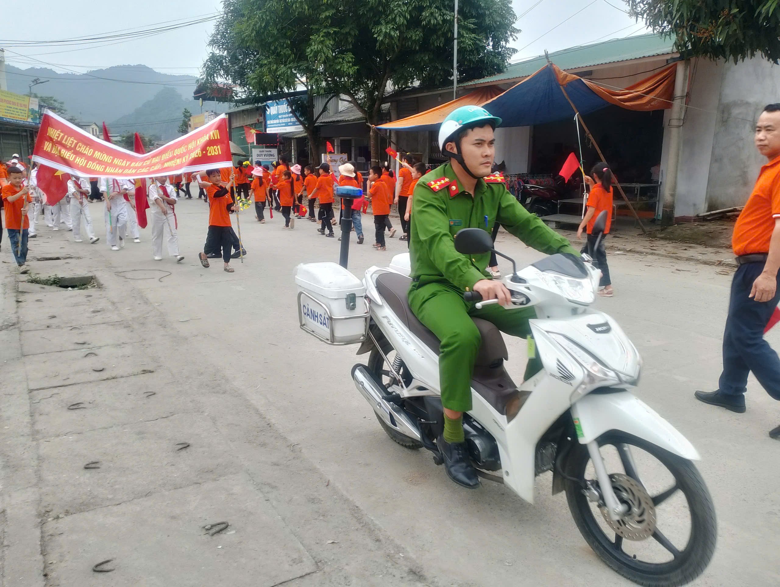 CHI ĐOÀN THANH NIÊN CÔNG AN XÃ TÙNG BÁ TÍCH CỰC TUYÊN TRUYỀN BẦU CỬ