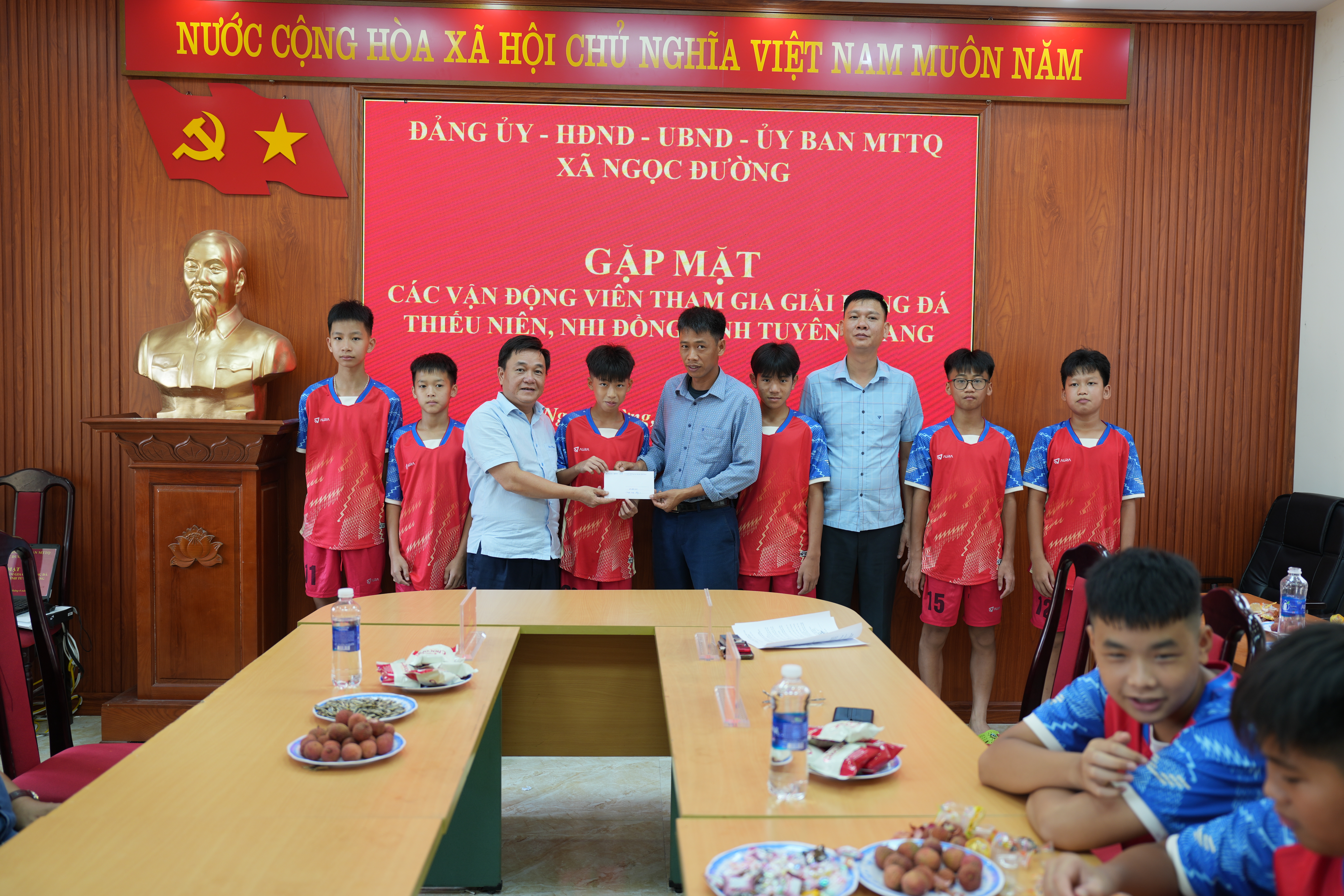 Lãnh đạo xã Ngọc Đường gặp mặt, động viên đội bóng đá thiếu niên, nhi đồng trước ngày tham gia giải đấu tại Đại hội Thể dục Thể thao tỉnh