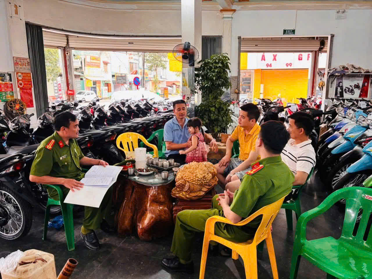 CÔNG AN XÃ MÈO VẠC TĂNG CƯỜNG TUYÊN TRUYỀN, KÝ CAM KẾT KHÔNG SỬ DỤNG XE MÔ TÔ KÉO THEO XE HAI BÁNH TỰ CHẾ THAM GIA GIAO THÔNG