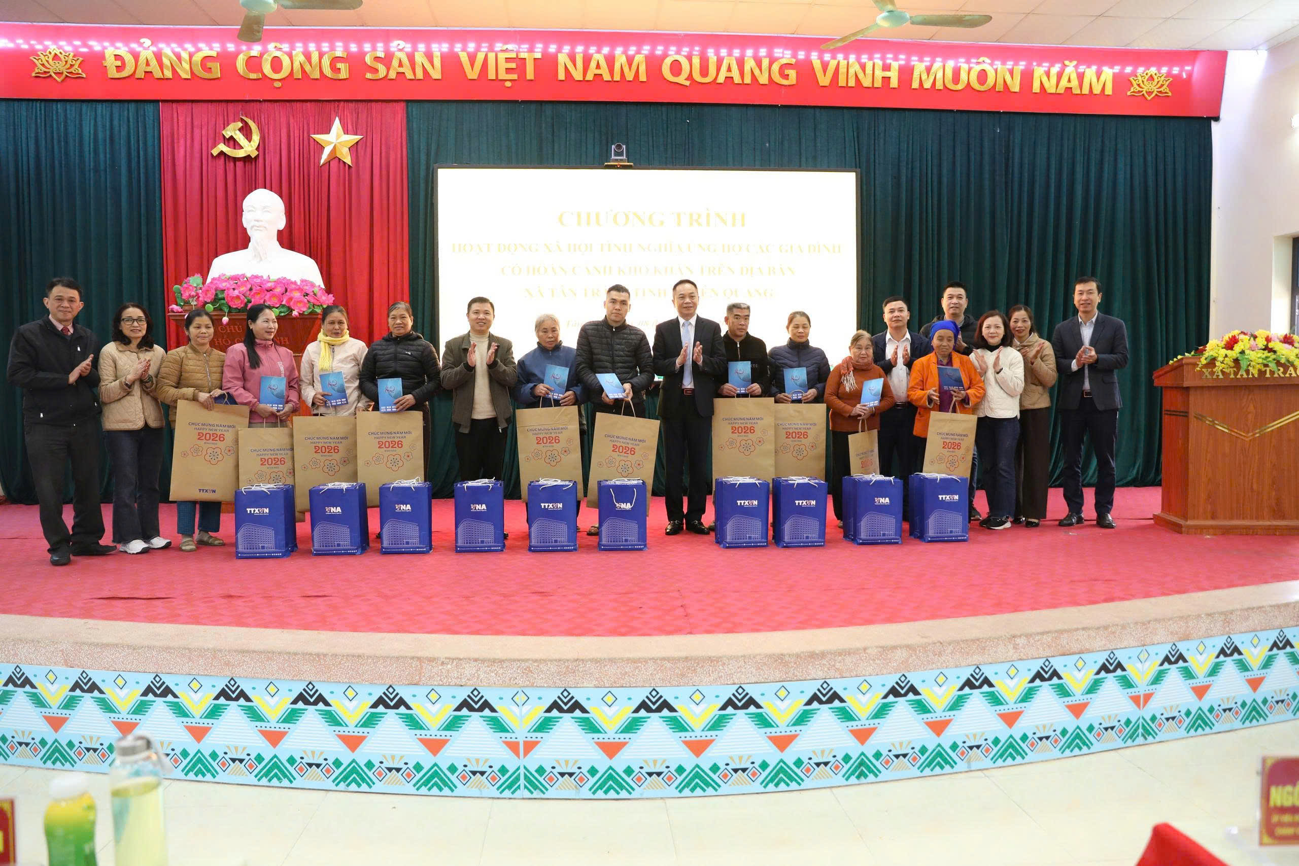 Thông tấn xã Việt Nam trao tặng quà Tết cho các hộ gia đình khó khăn xã Tân Trào