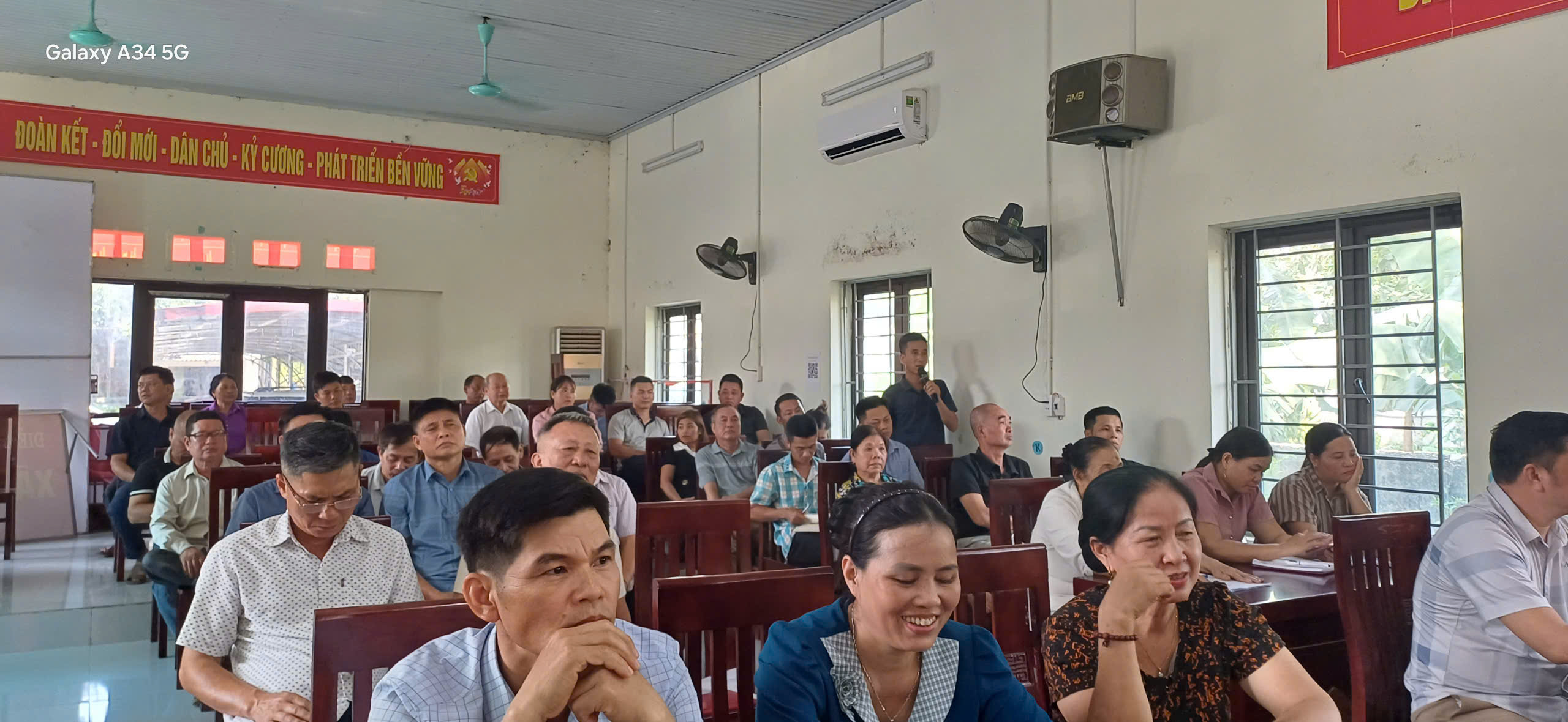 Họp sắp xếp thôn pbieu..jpg