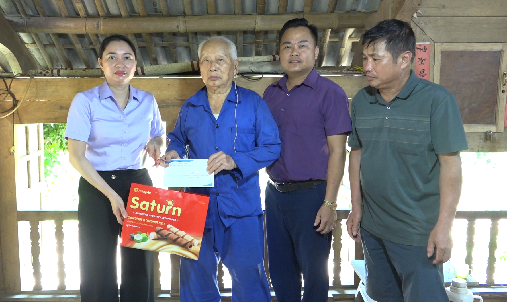 Bí thư Đảng ủy, Chủ tịch HĐND xã Nguyễn Thùy Linh thăm, tặng quà nhân kỷ niệm 79 năm Ngày Thương binh - Liệt sĩ tại thôn Hùng Thắng