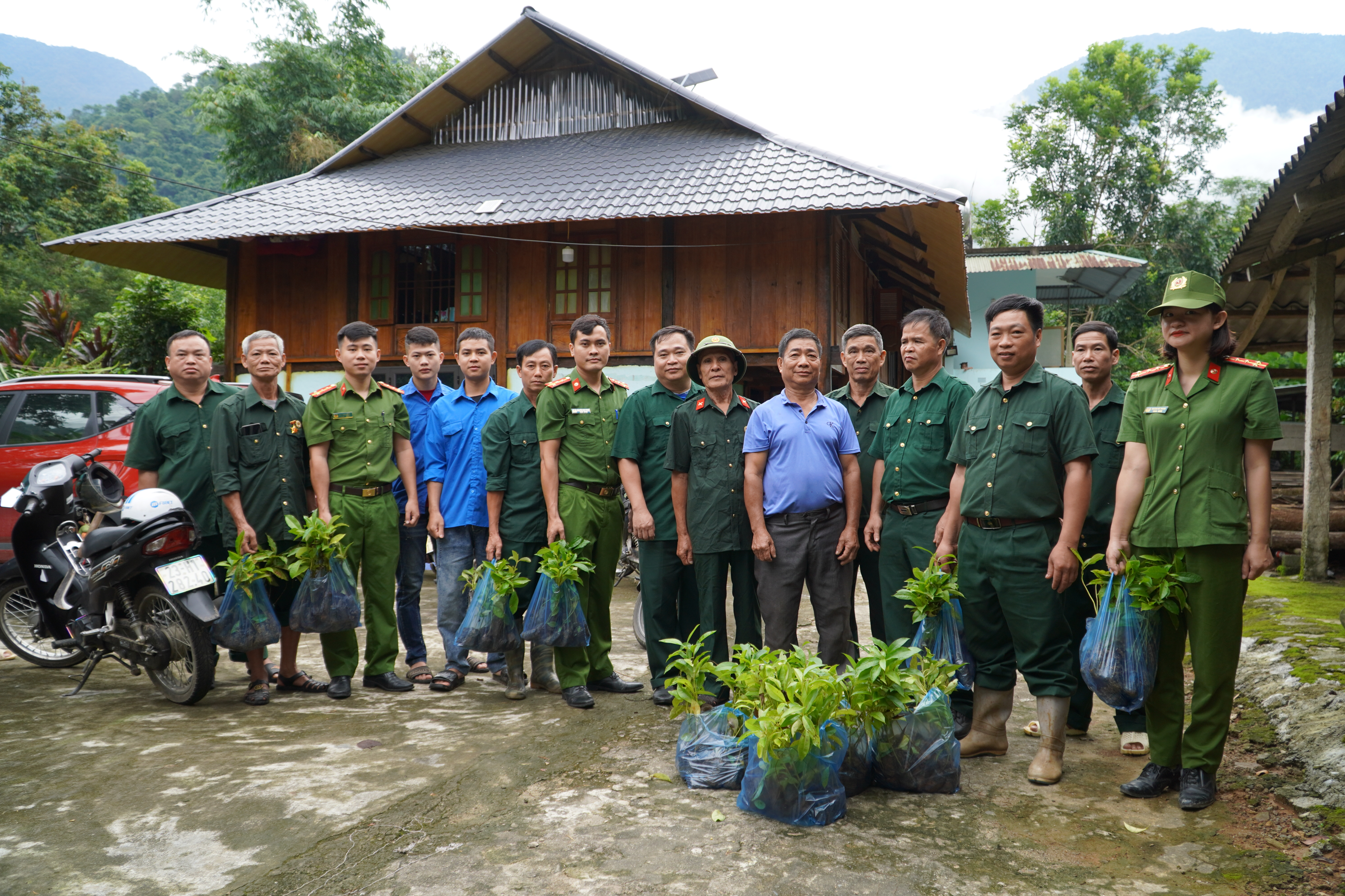 Hội Cựu chiến binh xã Tùng Bá chung tay giúp gia đình thương binh, bệnh binh trồng cây phát triển kinh tế