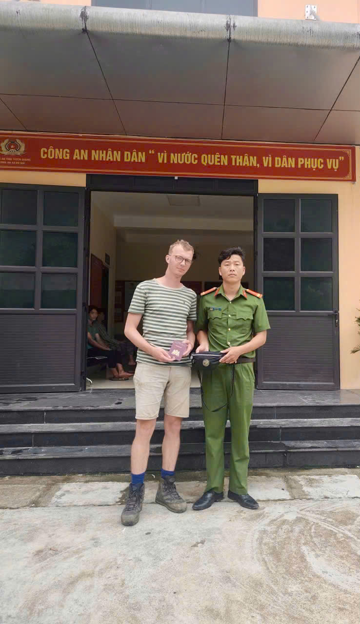 CÔNG AN XÃ DU GIÀ TRAO TRẢ TÀI SẢN BỊ ĐÁNH RƠI CHO KHÁCH DU LỊCH