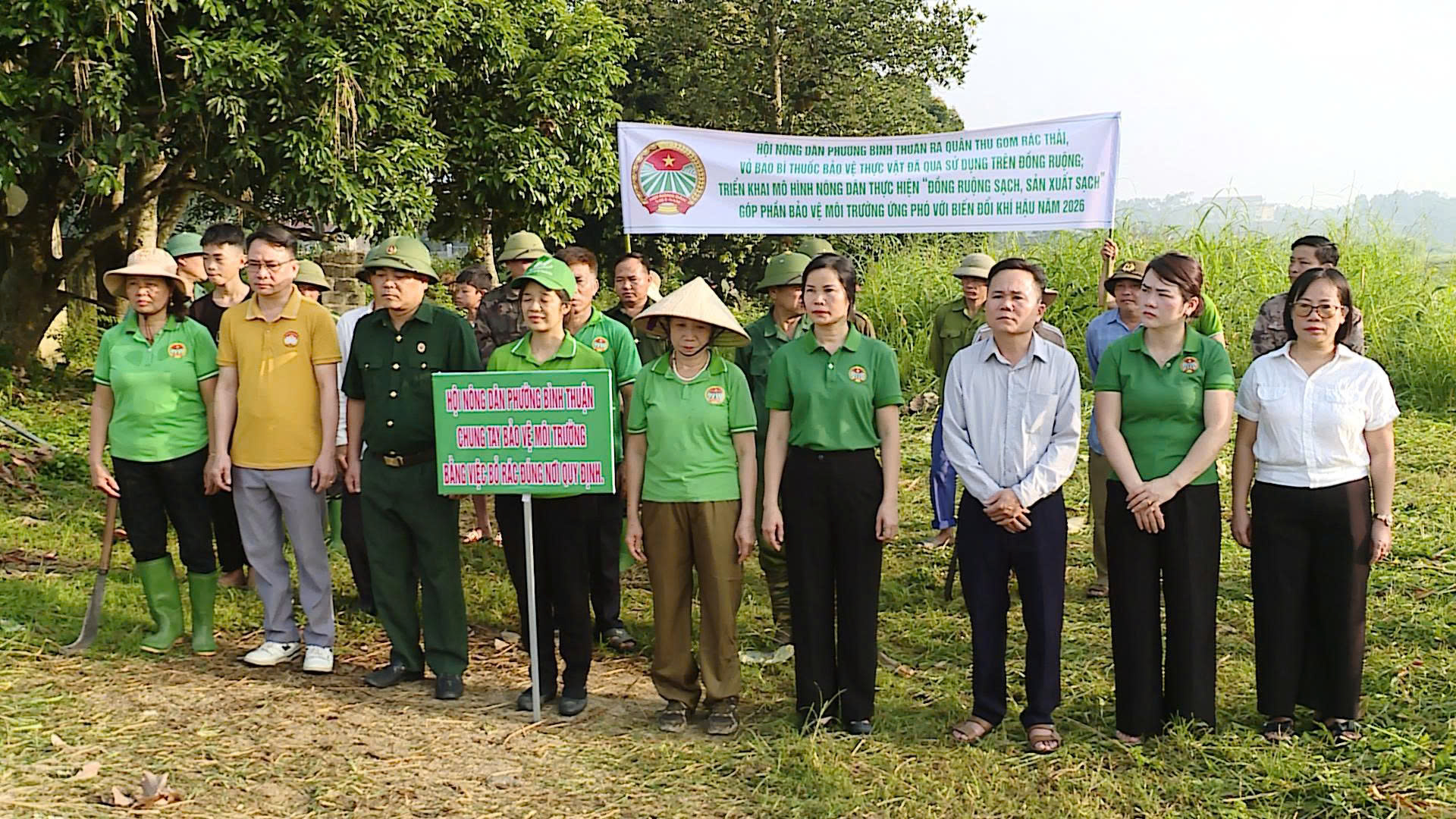 HỘI NÔNG DÂN PHƯỜNG BÌNH THUẬN RA QUÂN THU GOM RÁC THẢI, TRIỂN KHAI MÔ HÌNH “ĐỒNG RUỘNG SẠCH - SẢN XUẤT SẠCH” NĂM 2026