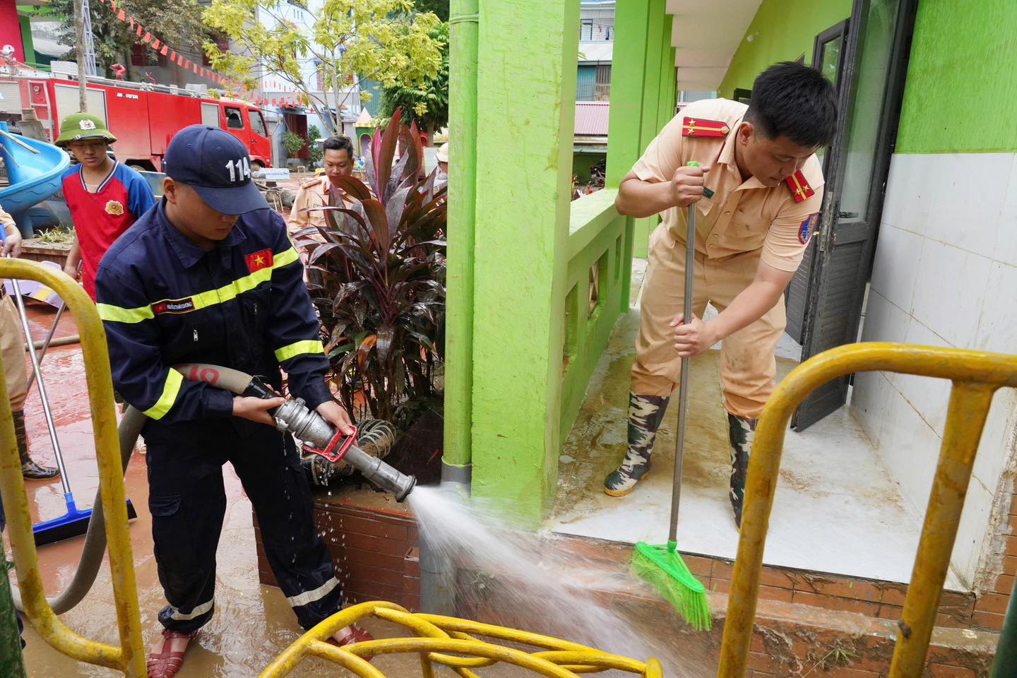 SÁT CÁNH CÙNG NHÂN DÂN