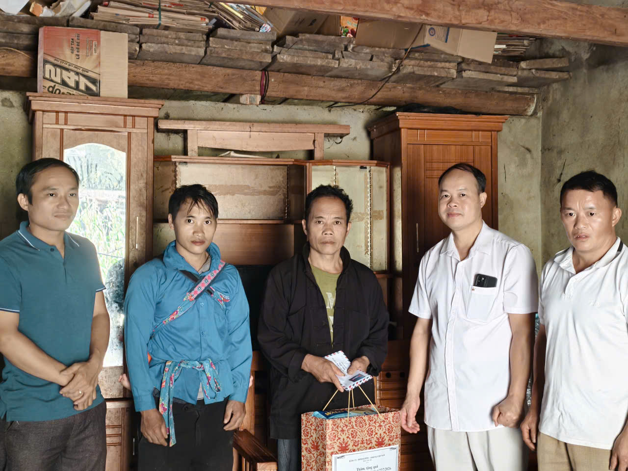 LÃNH ĐẠO UBND XÃ CÁN TỶ THĂM, TẶNG QUÀ GIA ĐÌNH CHÍNH SÁCH NHÂN KỶ NIỆM 79 NĂM NGÀY THƯƠNG BINH - LIỆT SĨ