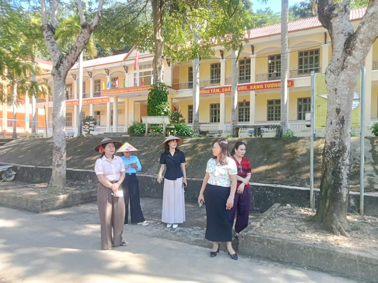 Thường trực Đảng ủy xã Kiên Đài kiểm tra công tác chuẩn bị khai giảng năm học mới