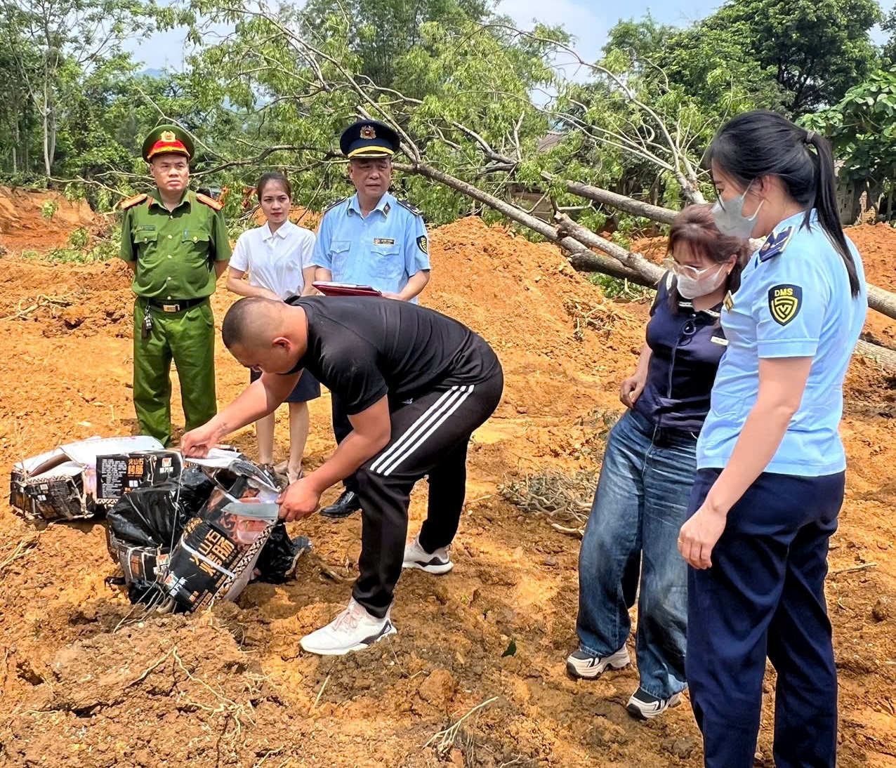 Đội Quản lý thị trường số 7 tiêu hủy tang vật vi phạm hành chính.
