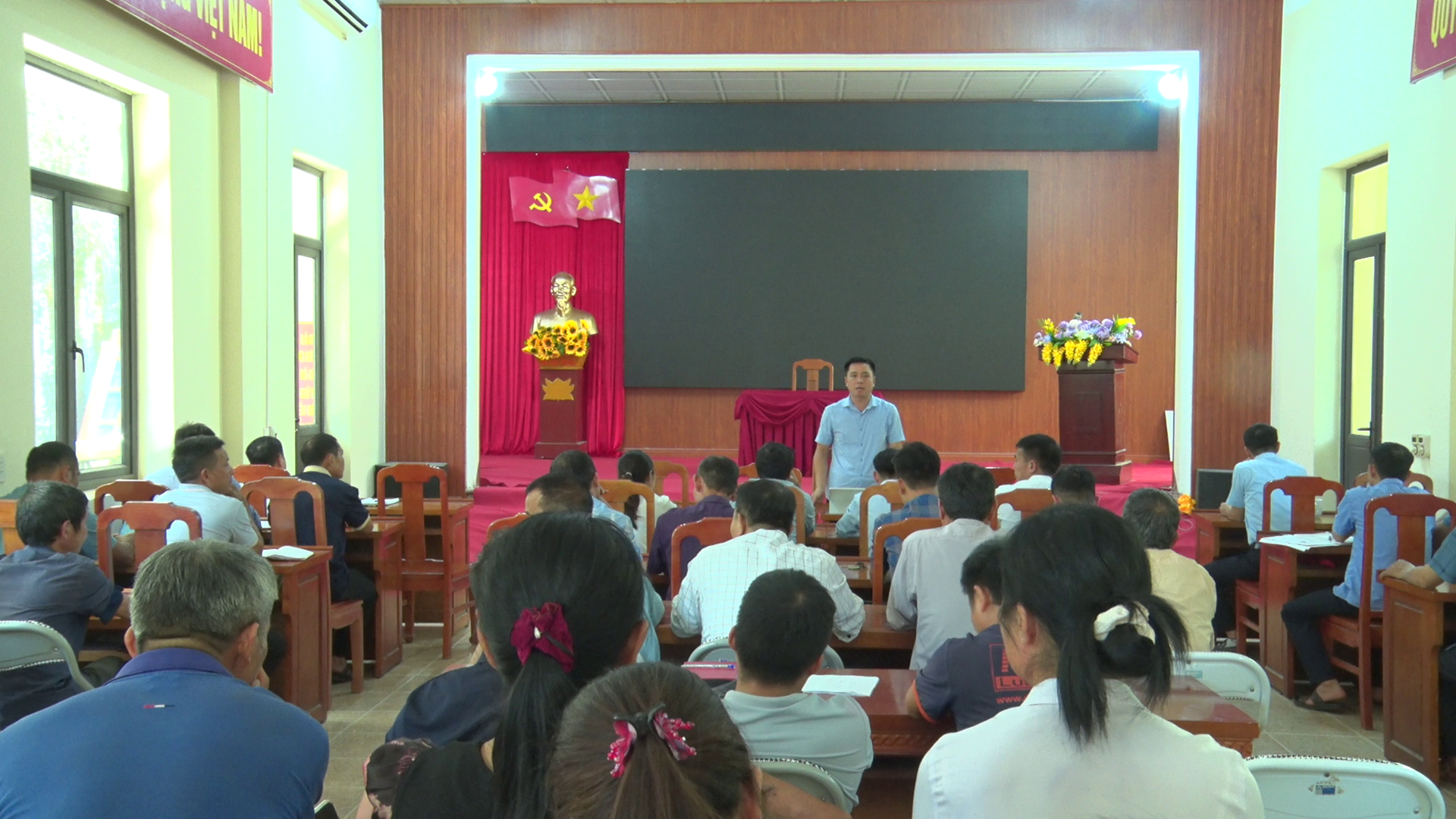 UBND XÃ KHUÔN LÙNG HỌP BÀN PHƯƠNG ÁN SÁP NHẬP THÔN